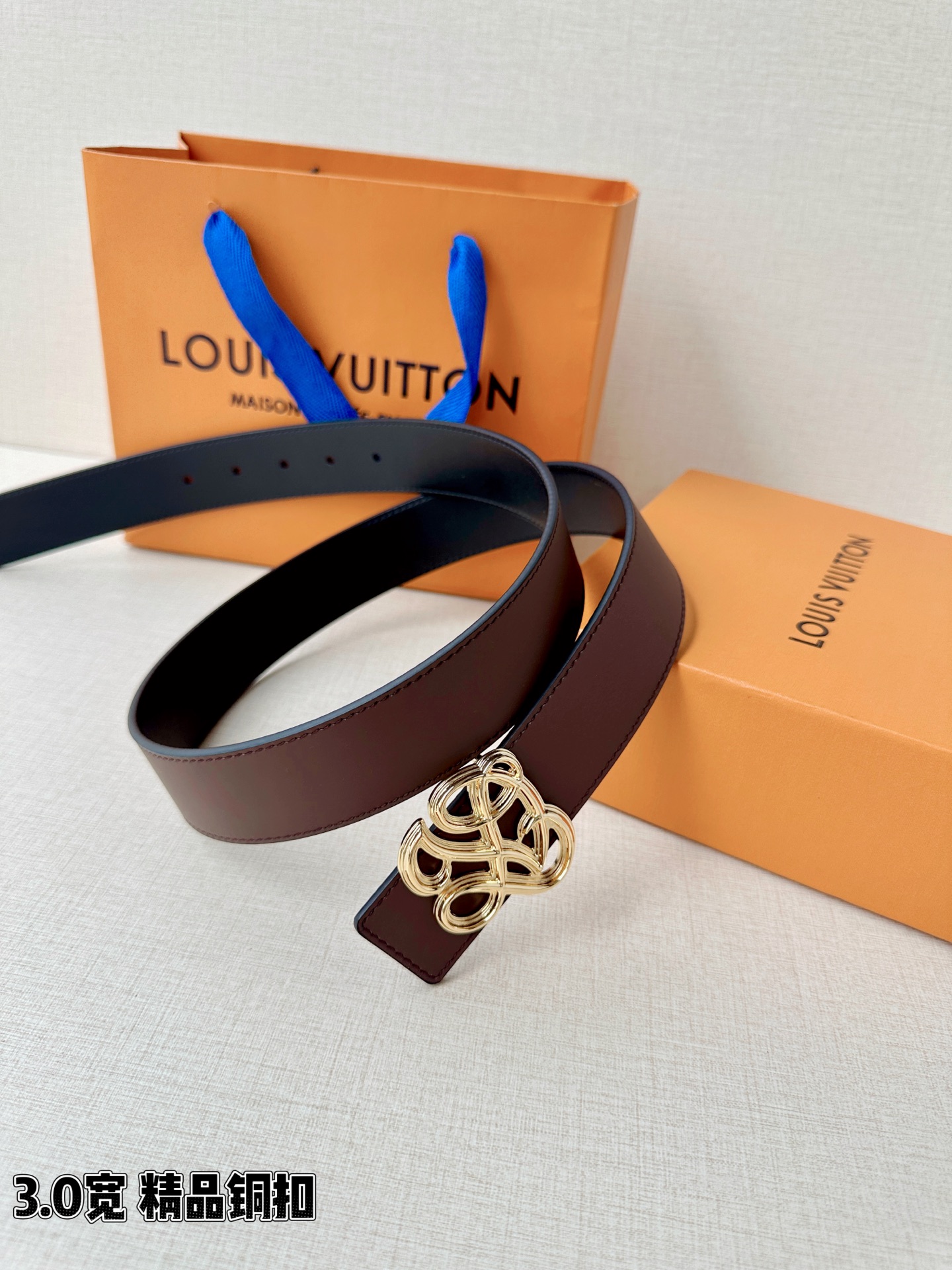3.4宽 LV Dynasty 双面腰带选用光滑皮革塑造正反两面，以耀目黄铜搭扣呈现 L 和 V 字母的