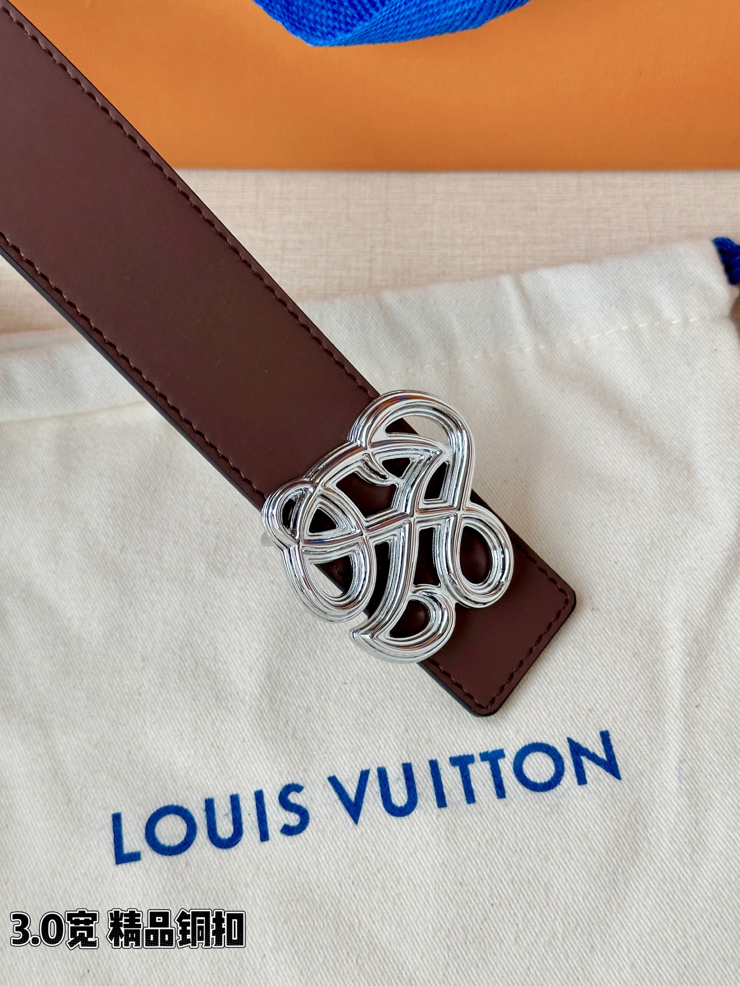 3.4宽 LV Dynasty 双面腰带选用光滑皮革塑造正反两面，以耀目黄铜搭扣呈现 L 和 V 字母的