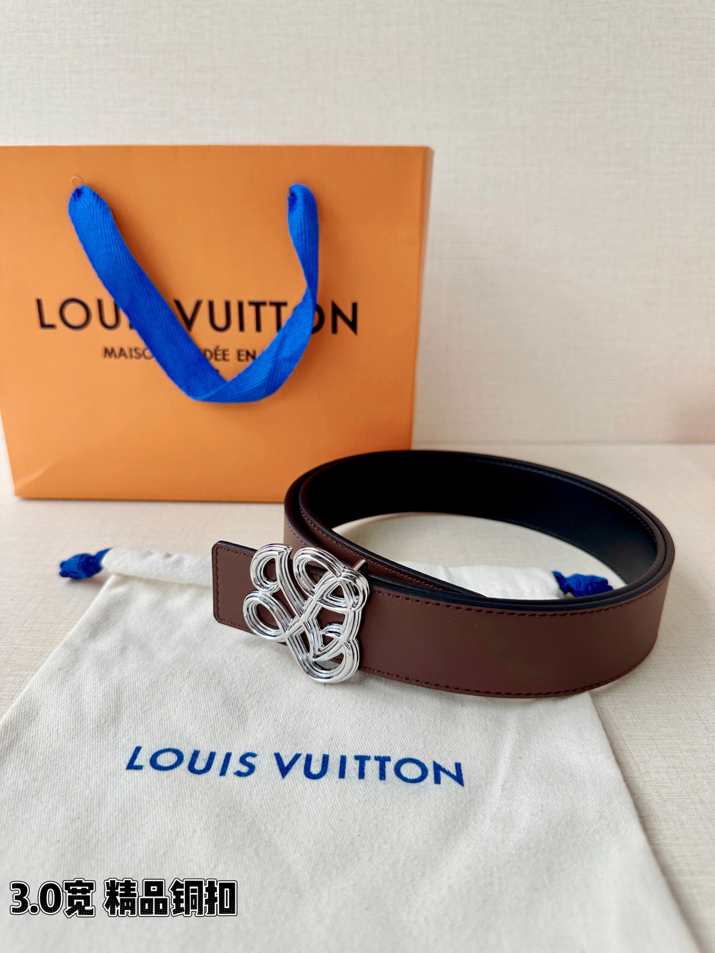 3.4宽 LV Dynasty 双面腰带选用光滑皮革塑造正反两面，以耀目黄铜搭扣呈现 L 和 V 字母的