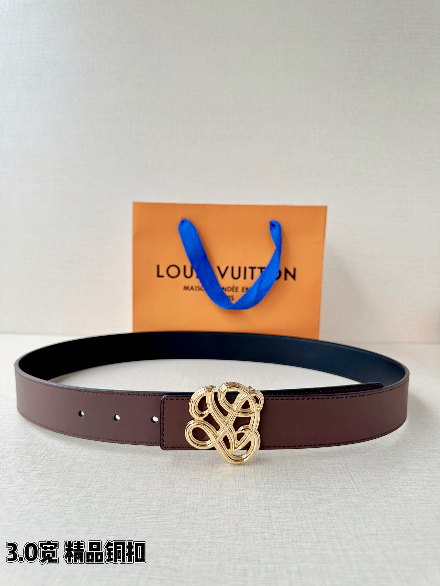 3.4宽 LV Dynasty 双面腰带选用光滑皮革塑造正反两面，以耀目黄铜搭扣呈现 L 和 V 字母的