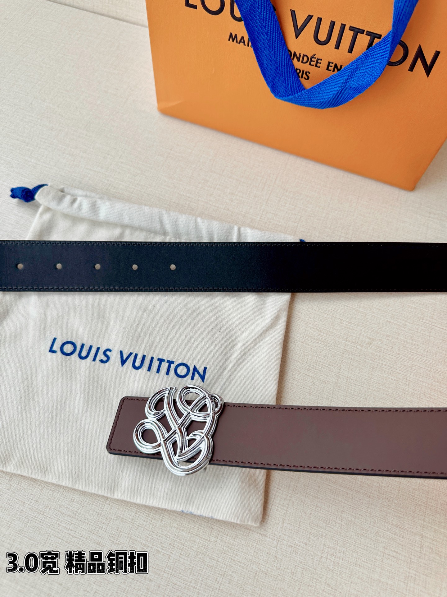 3.4宽 LV Dynasty 双面腰带选用光滑皮革塑造正反两面，以耀目黄铜搭扣呈现 L 和 V 字母的