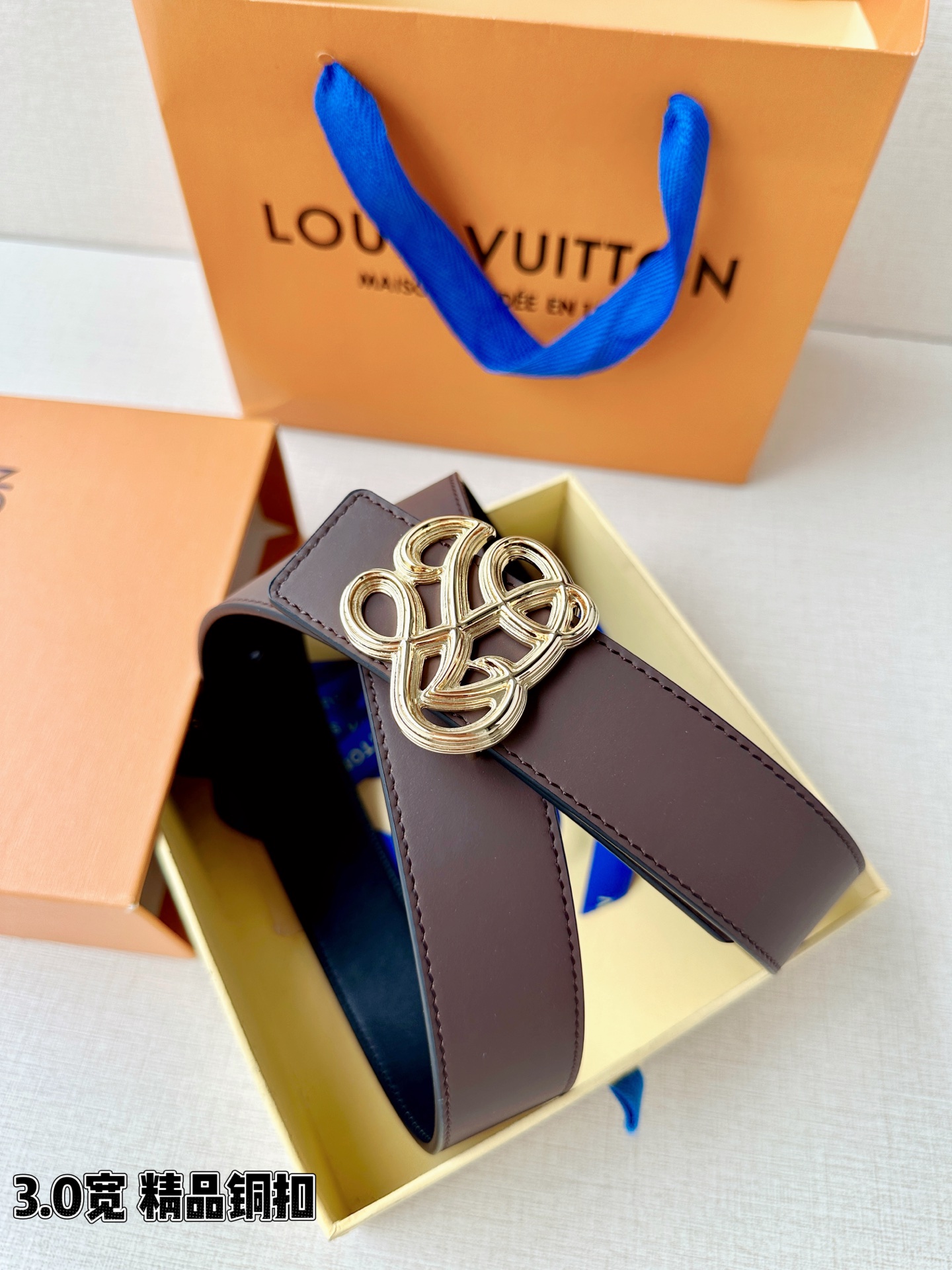 3.4宽 LV Dynasty 双面腰带选用光滑皮革塑造正反两面，以耀目黄铜搭扣呈现 L 和 V 字母的
