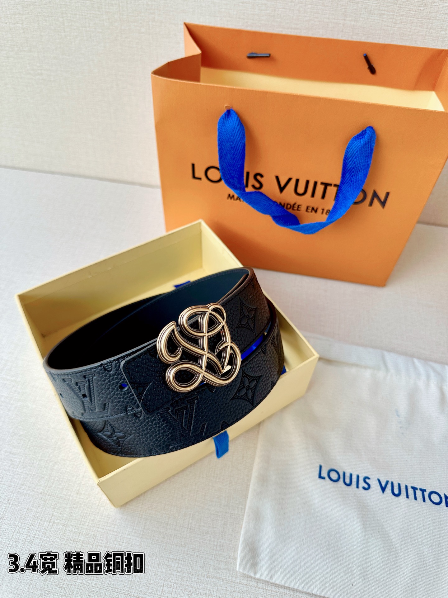 路易威登3.4宽精品铜扣腰带，黑色荔枝纹皮革邂逅压印Monogram，四叶花影沉稳流转。镂空交织扣熠熠生