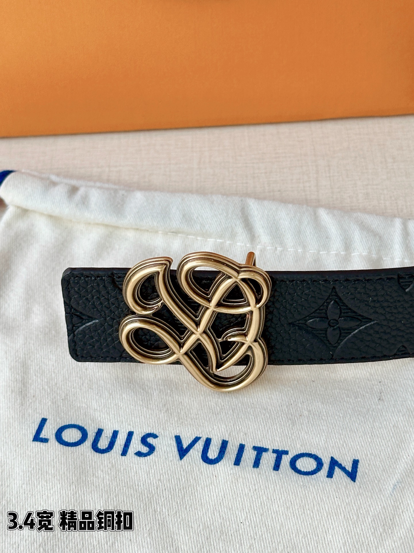 路易威登3.4宽精品铜扣腰带，黑色荔枝纹皮革邂逅压印Monogram，四叶花影沉稳流转。镂空交织扣熠熠生