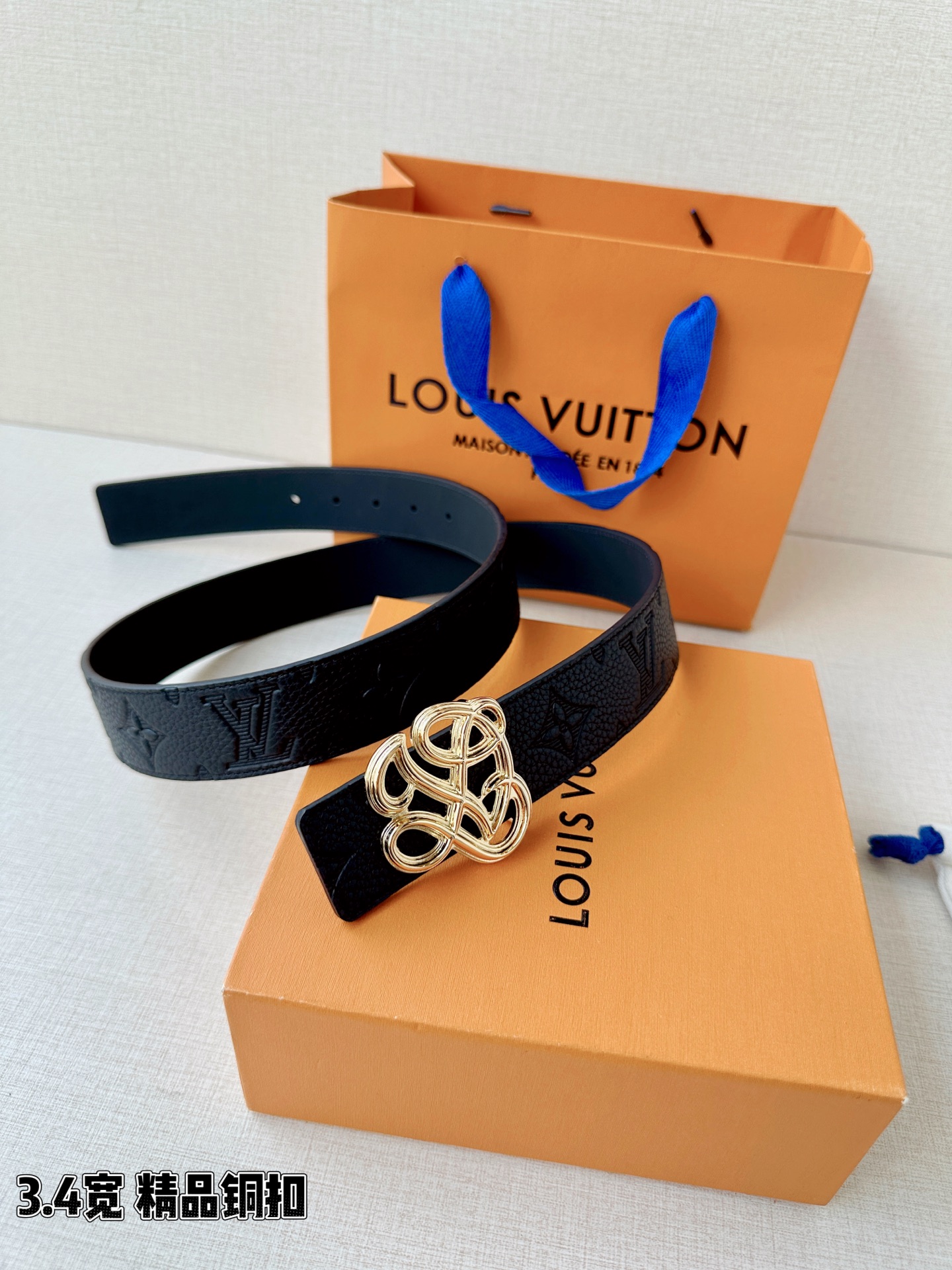 路易威登3.4宽精品铜扣腰带，黑色荔枝纹皮革邂逅压印Monogram，四叶花影沉稳流转。镂空交织扣熠熠生