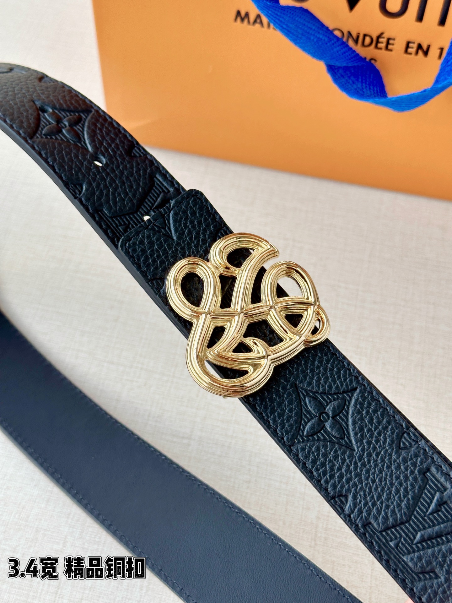 路易威登3.4宽精品铜扣腰带，黑色荔枝纹皮革邂逅压印Monogram，四叶花影沉稳流转。镂空交织扣熠熠生