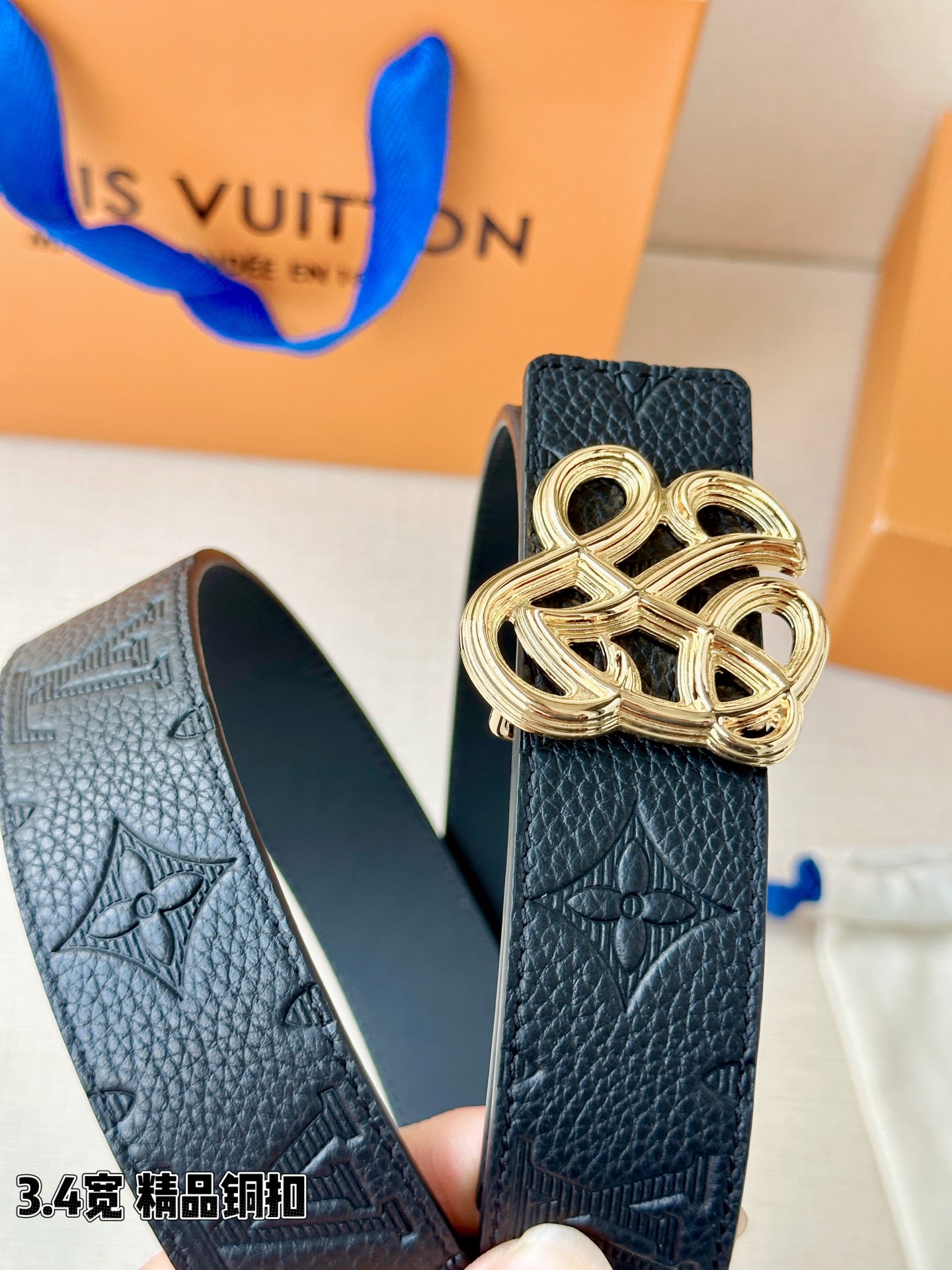 路易威登3.4宽精品铜扣腰带，黑色荔枝纹皮革邂逅压印Monogram，四叶花影沉稳流转。镂空交织扣熠熠生
