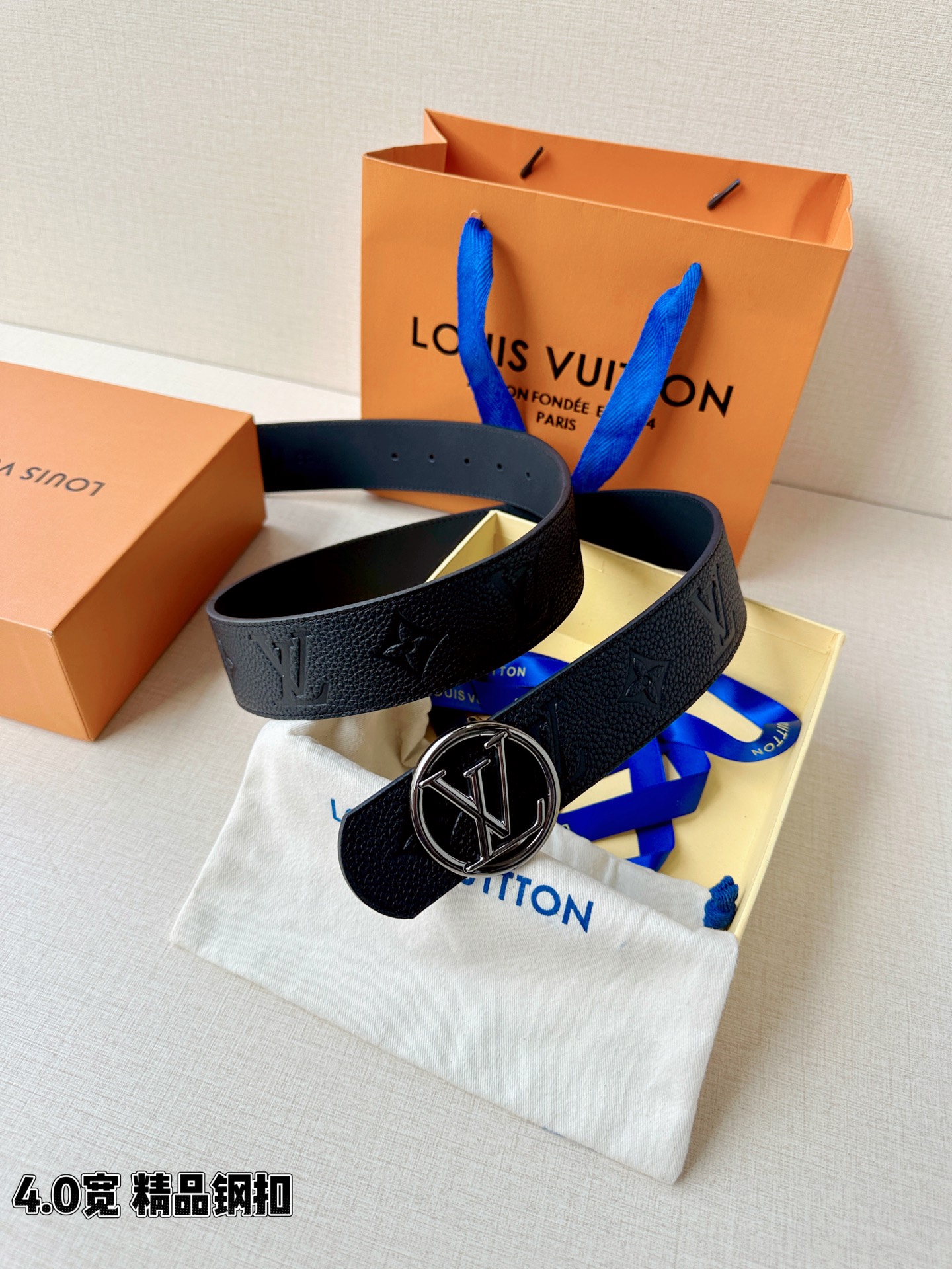 路易威登4.0宽精品钢扣腰带，黑色荔枝纹皮革邂逅压印Monogram，深蓝内里沉静流转。圆形LV镂空钢扣