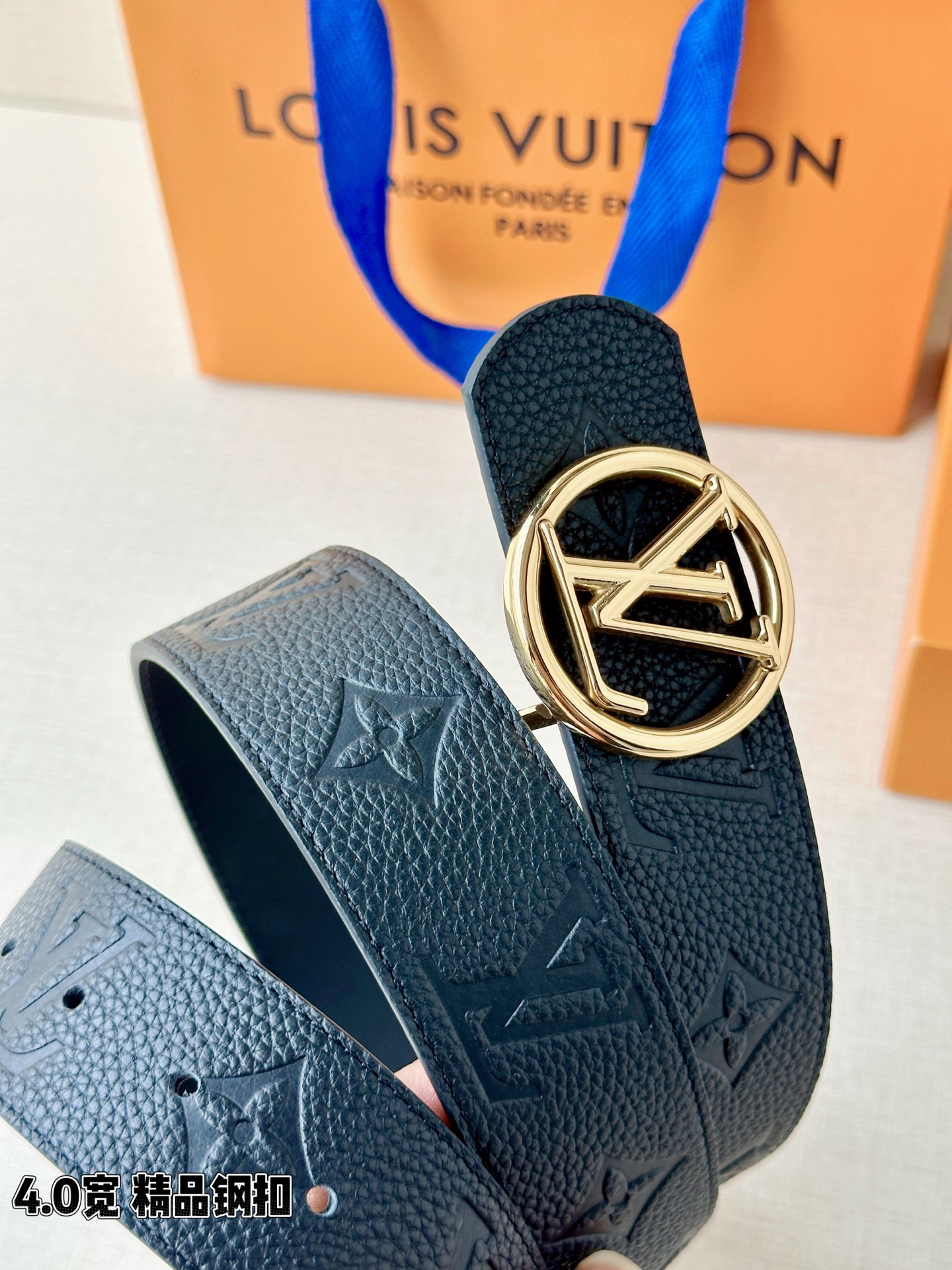 路易威登4.0宽精品钢扣腰带，黑色荔枝纹皮革邂逅压印Monogram，深蓝内里沉静流转。圆形LV镂空钢扣