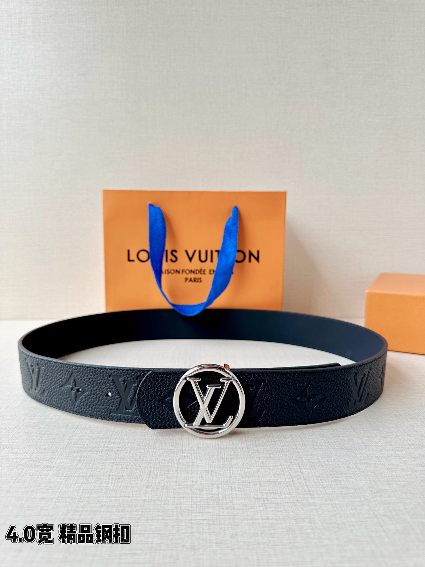 路易威登4.0宽精品钢扣腰带，黑色荔枝纹皮革邂逅压印Monogram，深蓝内里沉静流转。圆形LV镂空钢扣