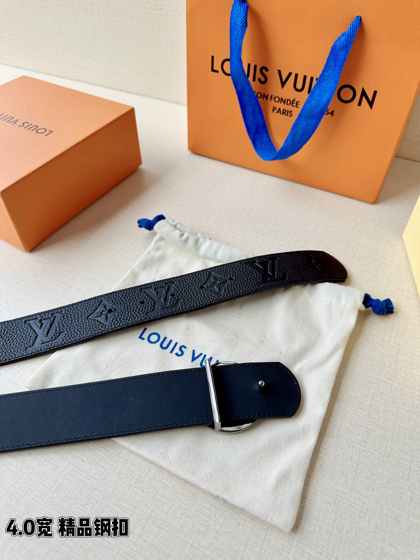 路易威登4.0宽精品钢扣腰带，黑色荔枝纹皮革邂逅压印Monogram，深蓝内里沉静流转。圆形LV镂空钢扣