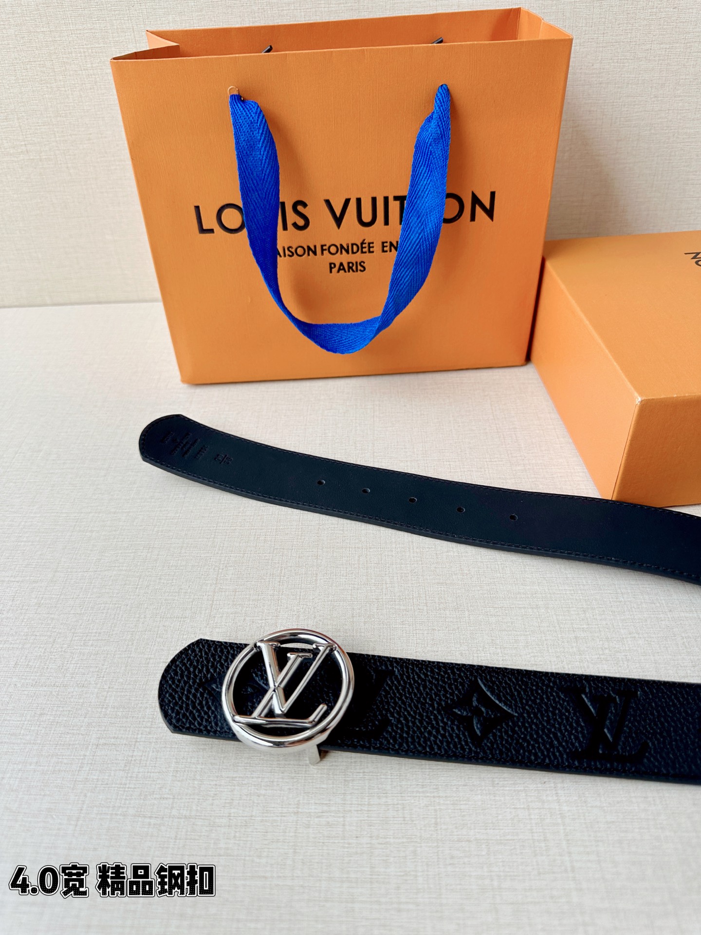 路易威登4.0宽精品钢扣腰带，黑色荔枝纹皮革邂逅压印Monogram，深蓝内里沉静流转。圆形LV镂空钢扣