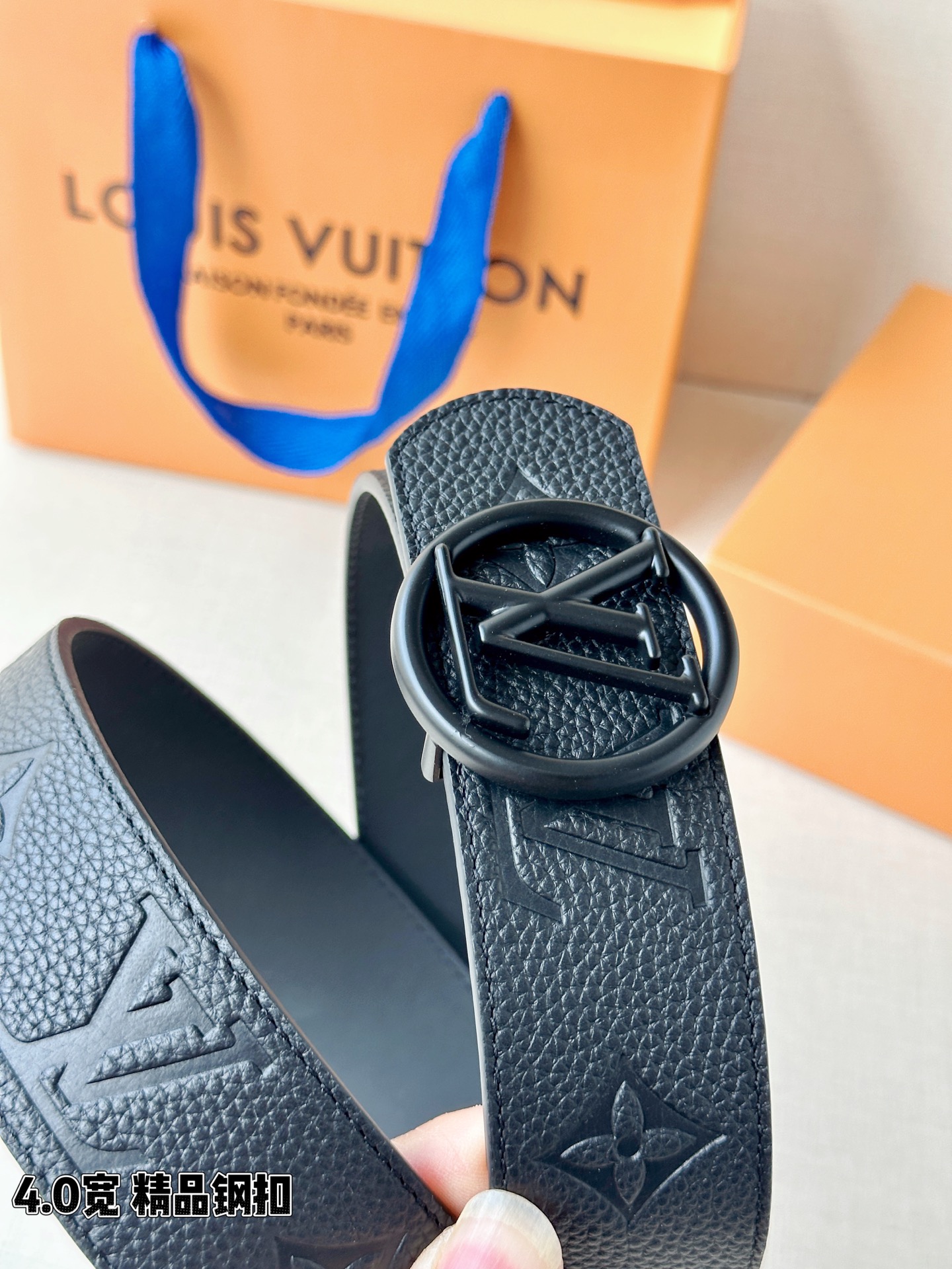 路易威登4.0宽精品钢扣腰带，黑色荔枝纹皮革邂逅压印Monogram，深蓝内里沉静流转。圆形LV镂空钢扣