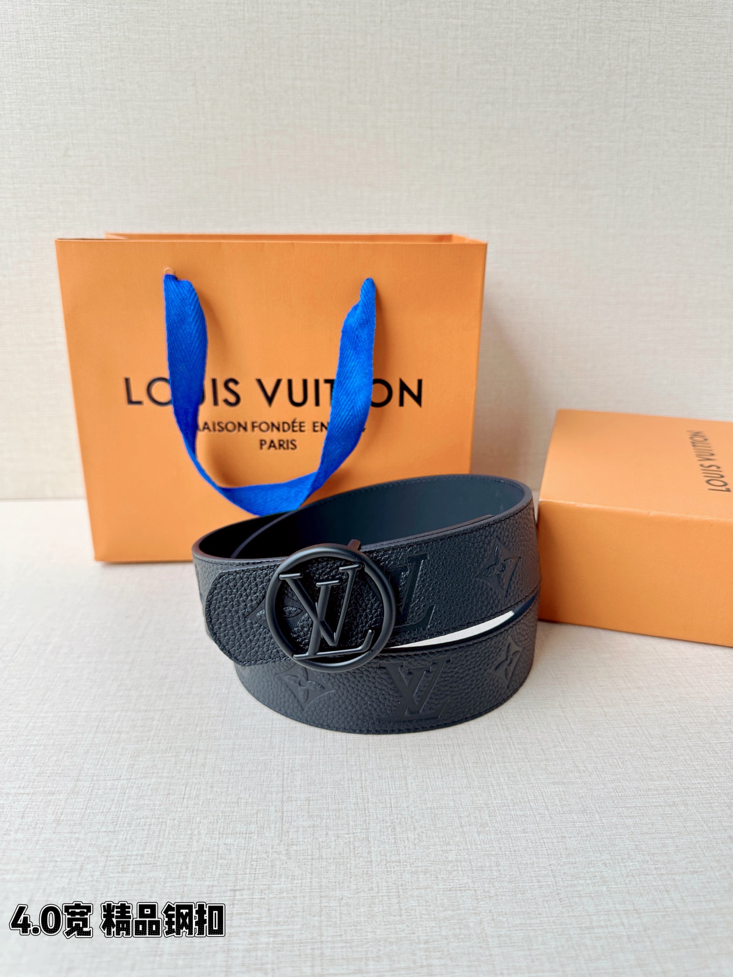 路易威登4.0宽精品钢扣腰带，黑色荔枝纹皮革邂逅压印Monogram，深蓝内里沉静流转。圆形LV镂空钢扣