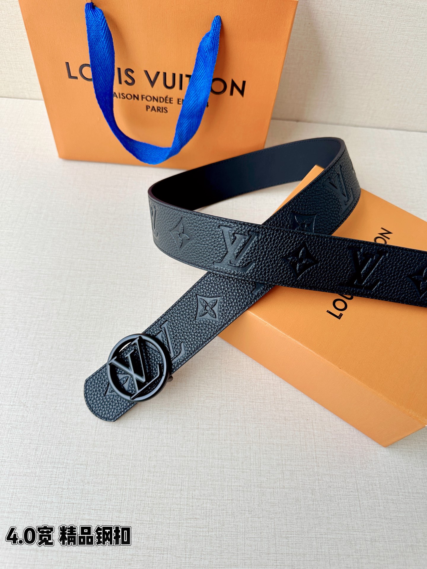 路易威登4.0宽精品钢扣腰带，黑色荔枝纹皮革邂逅压印Monogram，深蓝内里沉静流转。圆形LV镂空钢扣