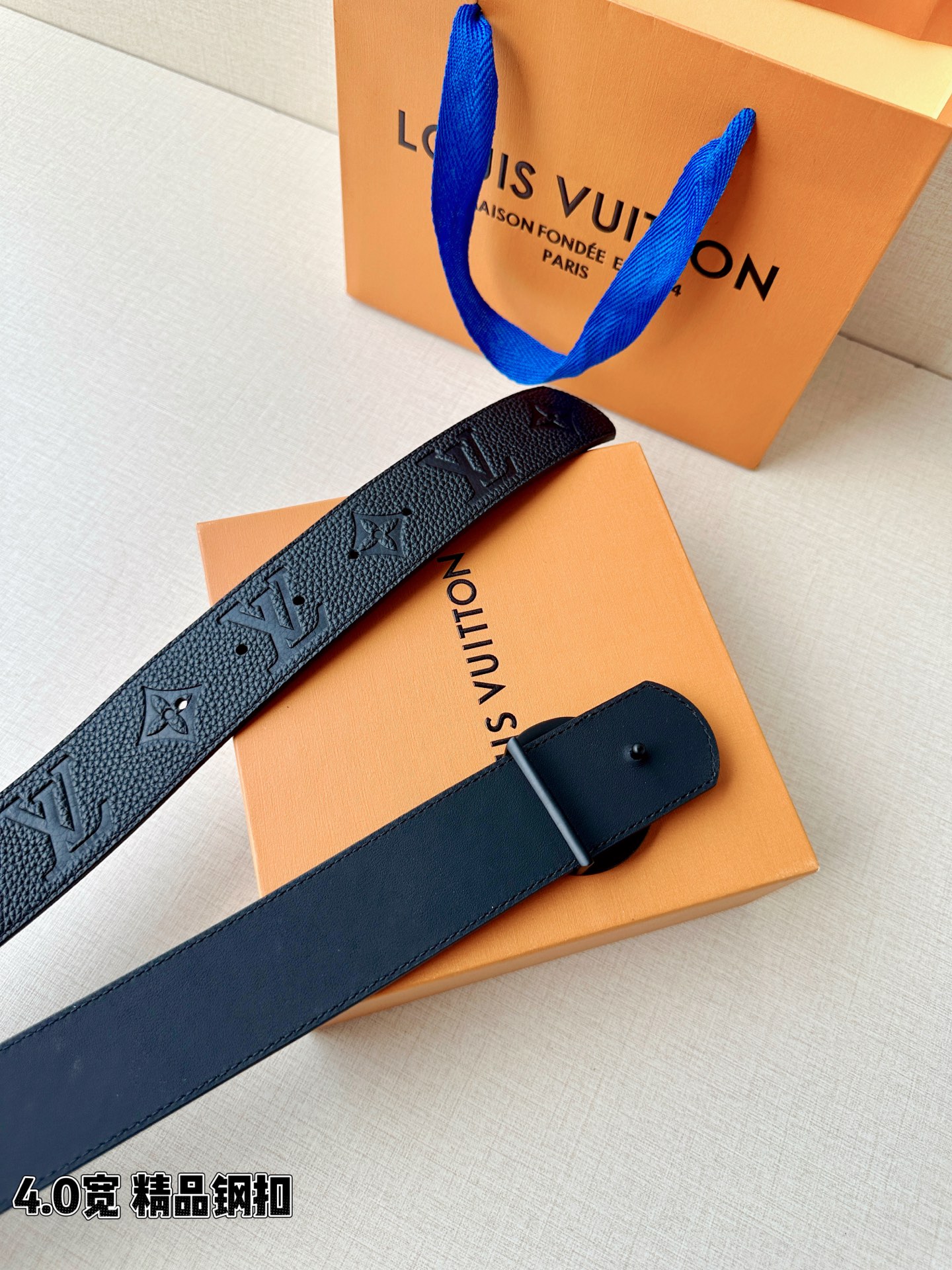 路易威登4.0宽精品钢扣腰带，黑色荔枝纹皮革邂逅压印Monogram，深蓝内里沉静流转。圆形LV镂空钢扣
