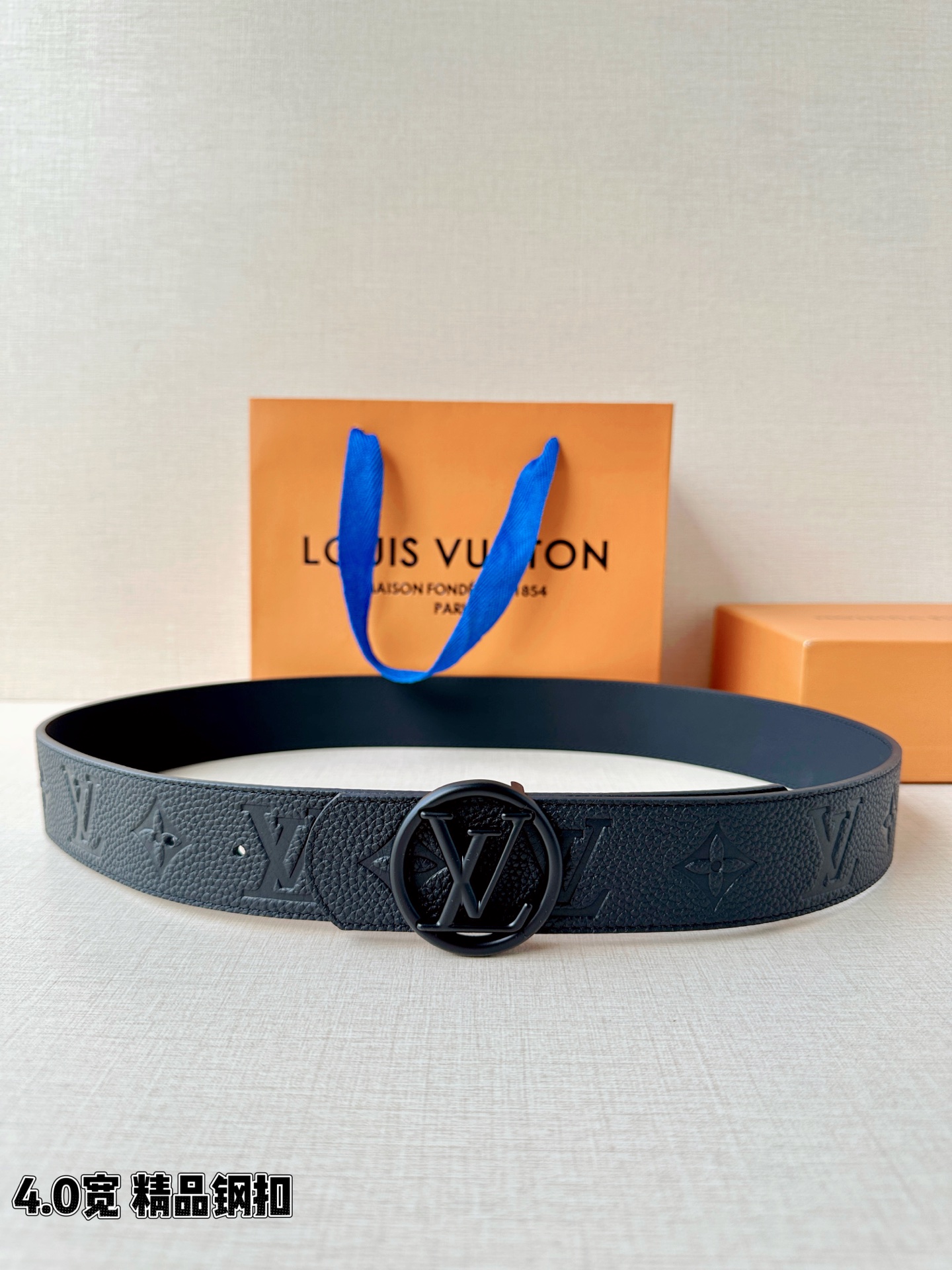 路易威登4.0宽精品钢扣腰带，黑色荔枝纹皮革邂逅压印Monogram，深蓝内里沉静流转。圆形LV镂空钢扣
