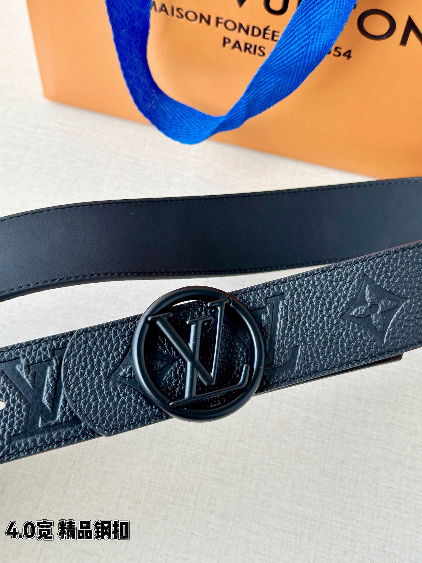 路易威登4.0宽精品钢扣腰带，黑色荔枝纹皮革邂逅压印Monogram，深蓝内里沉静流转。圆形LV镂空钢扣
