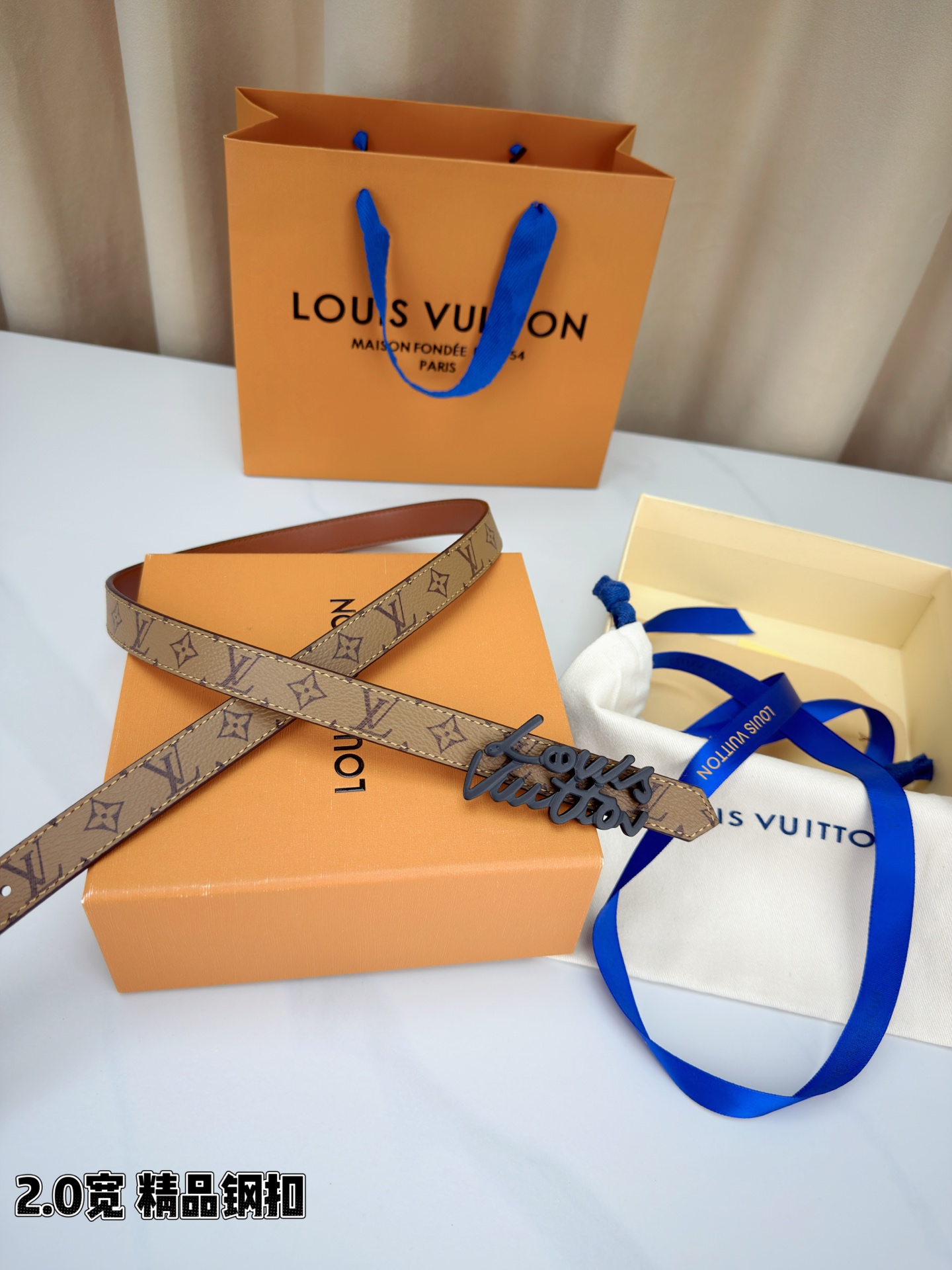 路易威登2.0宽精品钢扣腰带，深棕老花邂逅经典Monogram，焦糖内里温婉流转。手写体钢扣熠熠生辉，于