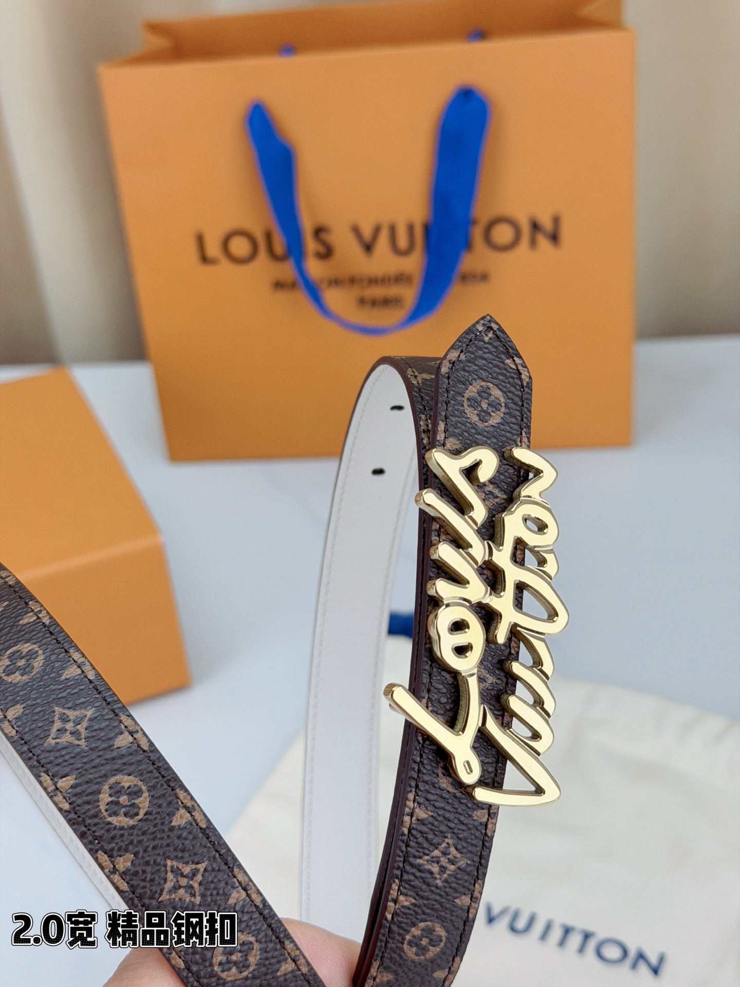 路易威登2.0宽精品钢扣腰带，深棕老花邂逅经典Monogram，焦糖内里温婉流转。手写体钢扣熠熠生辉，于