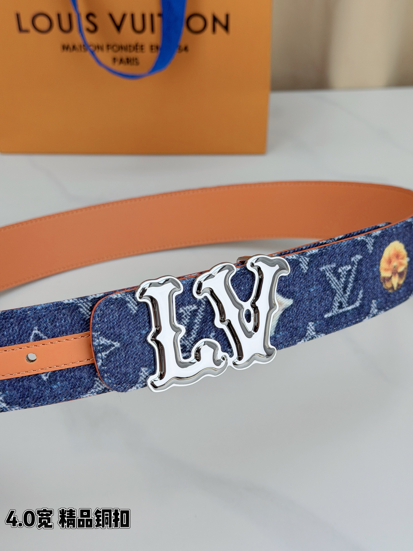 路易威登4.0宽精品铜扣腰带，深蓝丹宁邂逅白色Monogram老花，暖橙皮质柔美包裹。LV铜扣熠熠生辉，