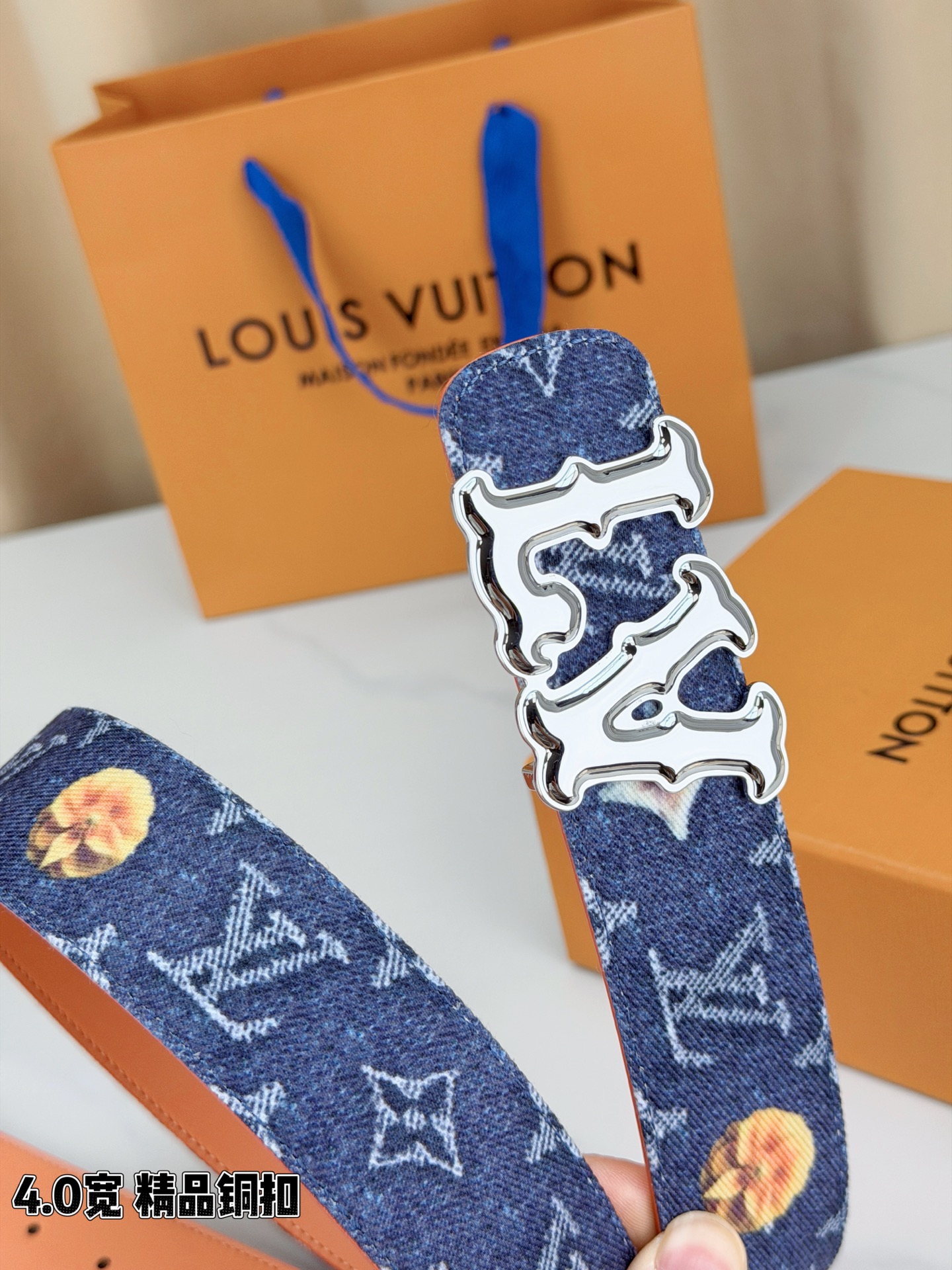 路易威登4.0宽精品铜扣腰带，深蓝丹宁邂逅白色Monogram老花，暖橙皮质柔美包裹。LV铜扣熠熠生辉，