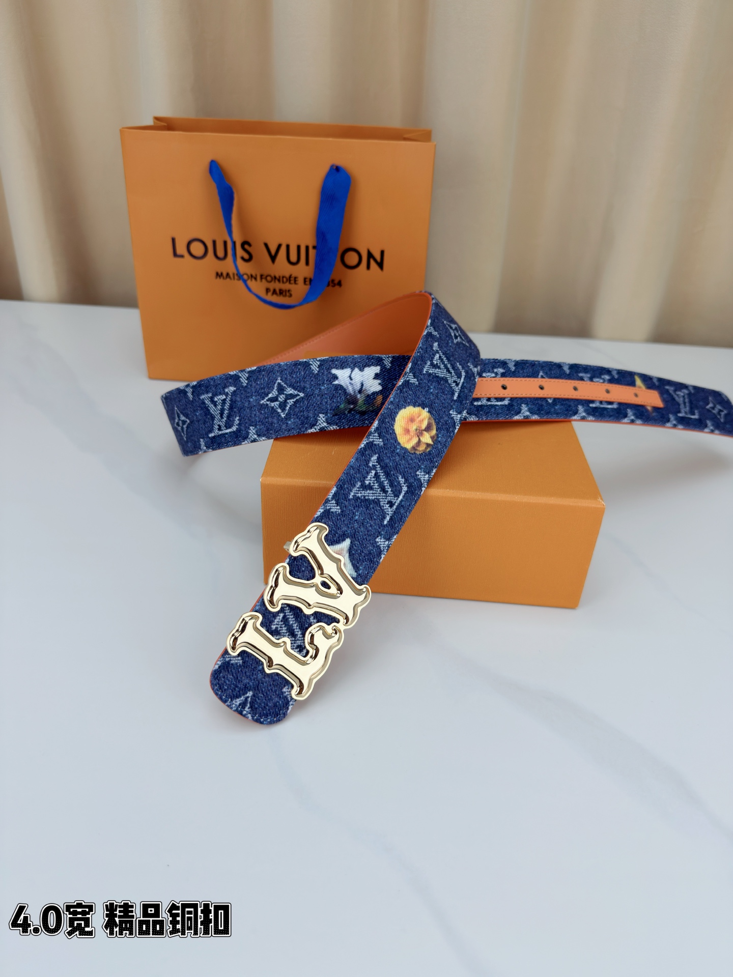 路易威登4.0宽精品铜扣腰带，深蓝丹宁邂逅白色Monogram老花，暖橙皮质柔美包裹。LV铜扣熠熠生辉，