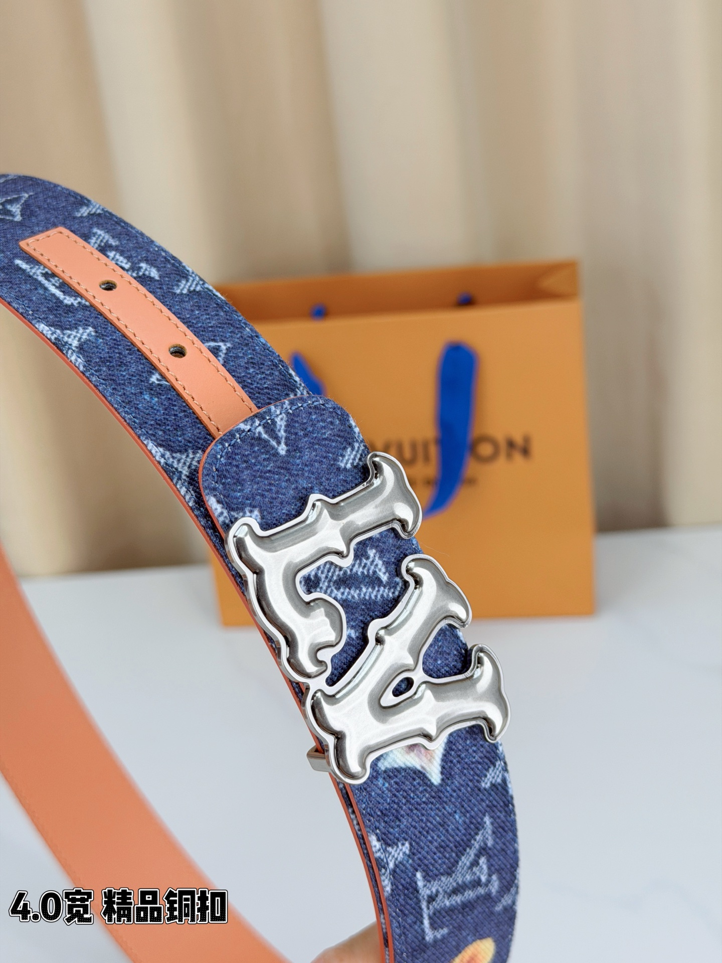 路易威登4.0宽精品铜扣腰带，深蓝丹宁邂逅白色Monogram老花，暖橙皮质柔美包裹。LV铜扣熠熠生辉，
