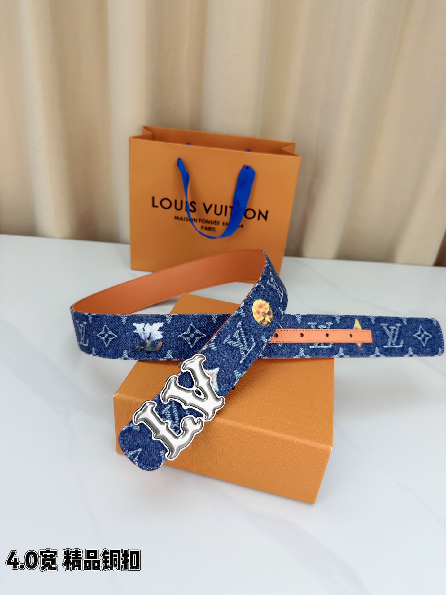 路易威登4.0宽精品铜扣腰带，深蓝丹宁邂逅白色Monogram老花，暖橙皮质柔美包裹。LV铜扣熠熠生辉，