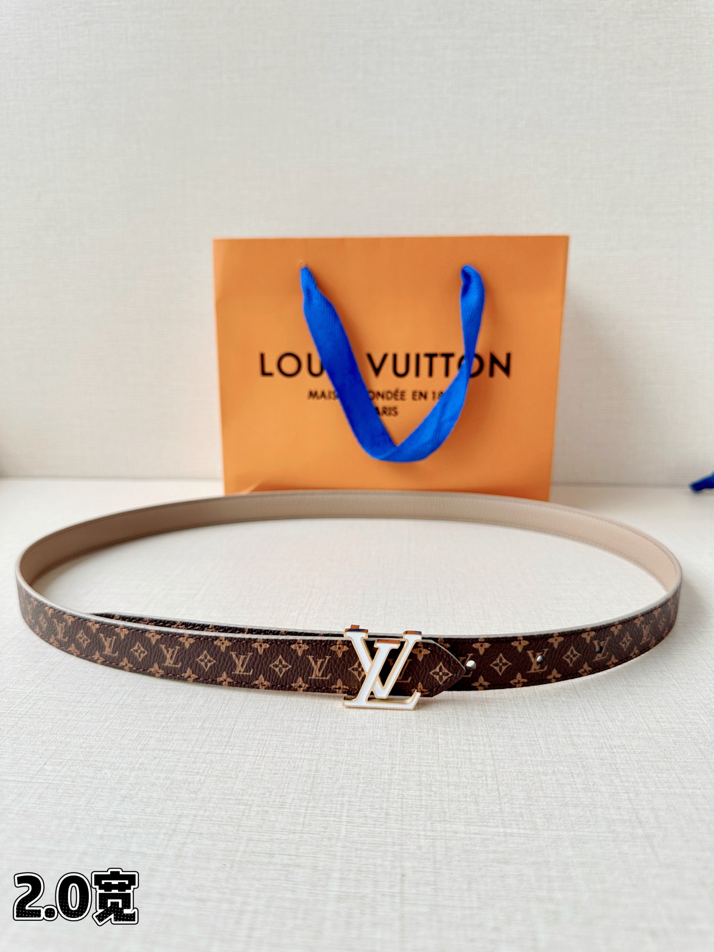 NO:861099,Original order Louis Vuitton 2.0 wide belt, dark brown old flower meets light rice pebbled pattern on the inside, classic Monogram flows gracefully. Gold/platinum LV letter buckle shines brightly, interpreting French elegance in the delicate canvas, each buckle is full of poetic style, belt, louis vuitton, louis vuitton19860909原单 路易威登2.0宽腰带,深棕老花邂逅浅米荔枝纹内侧,经典Monogram温婉流转.金色/白金LV字母扣熠熠生辉,于细腻帆布间诠释法式优雅,一扣一系尽绽诗意风情,皮带,louis vuitton,louis vuitton,Belt