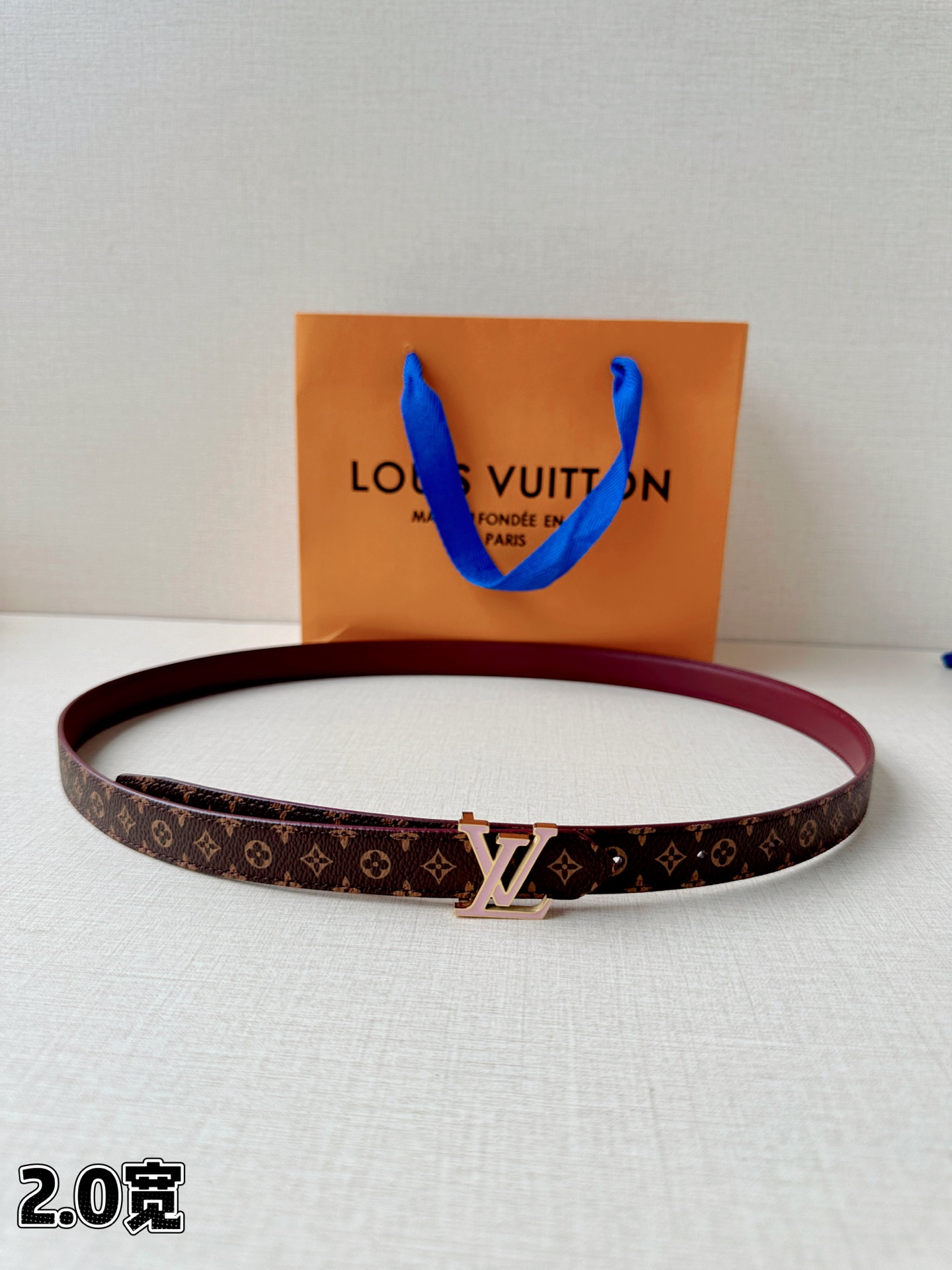 NO:861107,Original order Louis Vuitton 2.0 wide belt, dark brown presbyopia meets burgundy inside, classic Monogram flows gracefully. Gold LV letter buckle, light pink enamel embellishment shines, interpreting French elegance in the delicate canvas, each buckle and one series is full of poetic style, belt, louis vuitton, louis vuitton19860909原单 路易威登2.0宽腰带,深棕老花邂逅酒红内侧,经典Monogram温婉流转.金色LV字母扣,淡粉珐琅点缀熠熠生辉,于细腻帆布间诠释法式优雅,一扣一系尽绽诗意风情,皮带,louis vuitton,louis vuitton,Belt