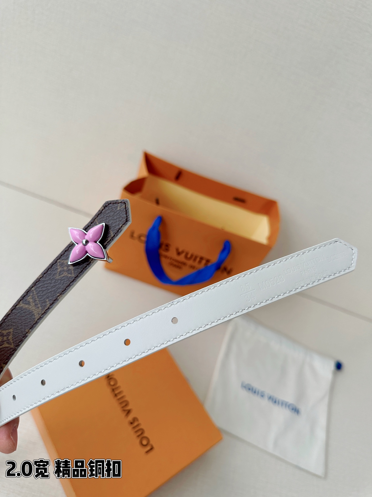 路易威登2.0宽精品铜扣腰带，双面设计邂逅经典——白色亮面皮革与深棕老花翻转随心。四叶花造型铜扣，亮粉/