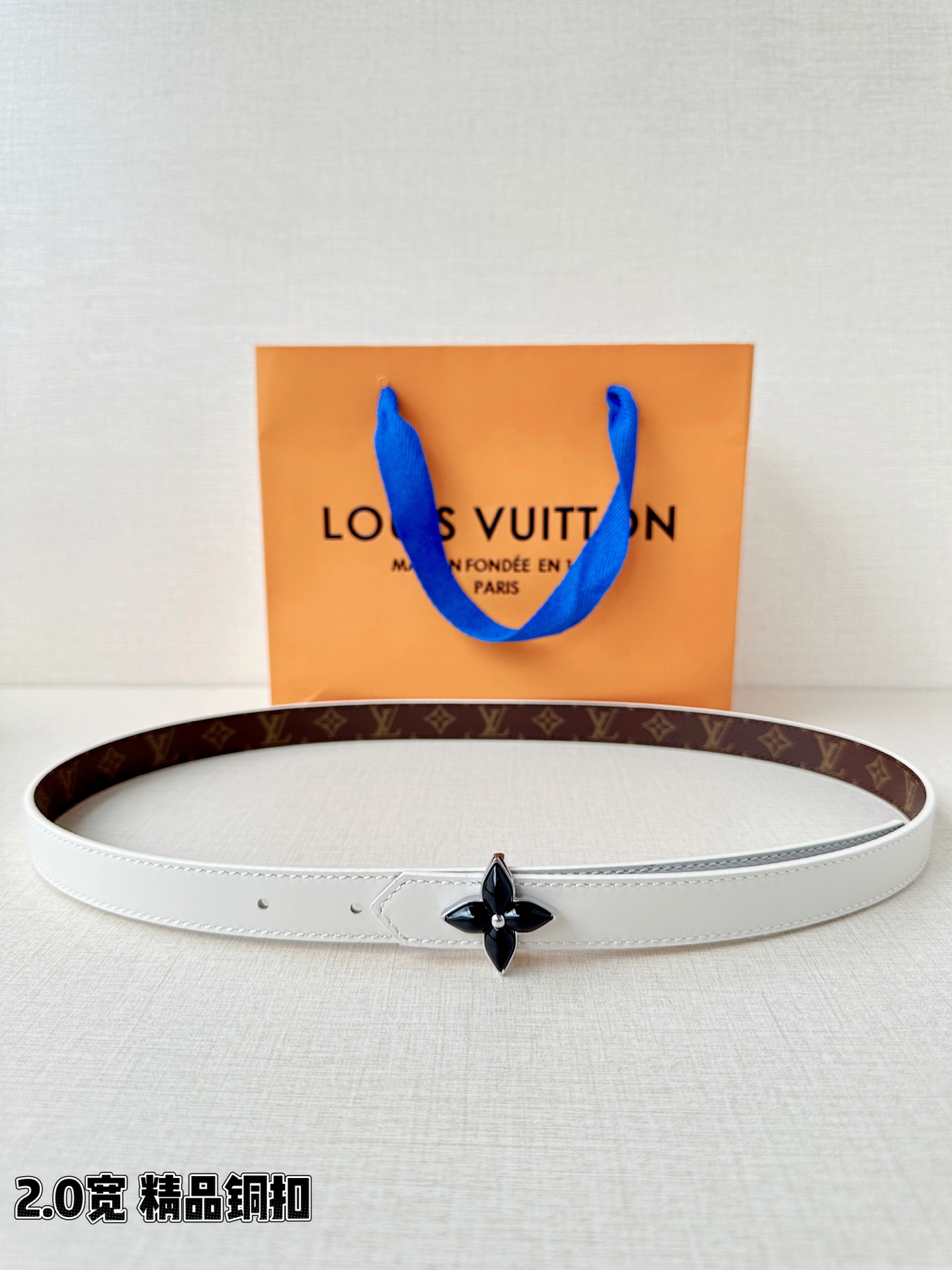 NO:861116,Original order Louis Vuitton 2.0 wide high-quality copper buckle belt, double-sided design meets classic-white glossy leather and dark brown old flower, flip it as you like. Copper buckle in the shape of a four-leaf flower, bright pink/black enamel petals flow gracefully between the silver frames, sparkling and interpreting French elegance, each buckle and one series are full of poetic style, belt, louis vuitton19860909原单 路易威登2.0宽精品铜扣腰带,双面设计邂逅经典——白色亮面皮革与深棕老花翻转随心.四叶花造型铜扣,亮粉/黑色珐琅花瓣温婉流转于银色边框之间,熠熠生辉间诠释法式优雅,一扣一系尽绽诗意风情,皮带,louis vuitton,Belt
