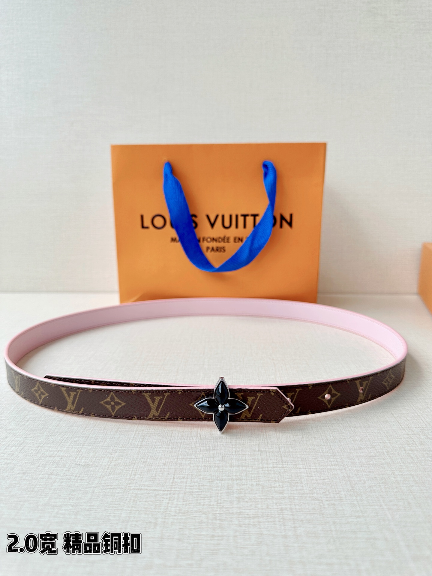 NO:861127,Original order Louis Vuitton 2.0 wide high-quality copper buckle belt, light pink/light pink leather meets dark brown old flower, softness and classicness can be flipped at will. Copper buckle in the shape of a four-leaf flower, bright pink/black enamel petals flow gracefully between the gold and silver frames, sparkling and interpreting French elegance, each buckle and one series are full of poetic style, belt, louis vuitton19860909原单 路易威登2.0宽精品铜扣腰带,淡粉/浅粉皮革邂逅深棕老花,柔美与经典翻转随心.四叶花造型铜扣,亮粉/黑色珐琅花瓣温婉流转于金色与银色边框之间,熠熠生辉间诠释法式优雅,一扣一系尽绽诗意风情,皮带,louis vuitton,Belt