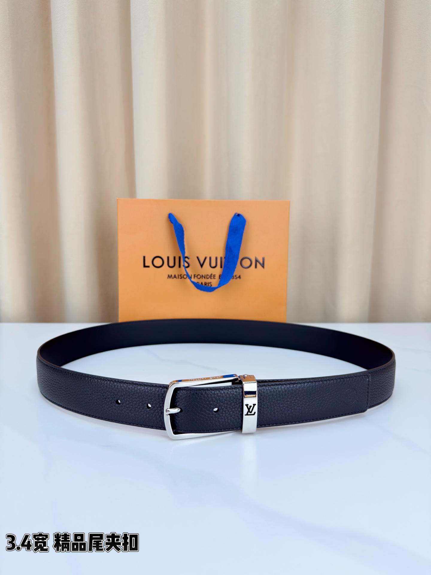 NO:861133,Original order Louis Vuitton 3.4 wide boutique tail clip buckle belt, black pebbled leather is calm and restrained, gold/silver square pin buckle with tail clip buckle, engraved brand logo is shining, interpreting French elegance in the delicate texture, each buckle and series show off the low-key luxury style, belt, louis vuitton19860909原单 路易威登3.4宽精品尾夹扣腰带,黑色荔枝纹皮革沉稳内敛,金色/银色方形针扣搭配尾夹扣,刻印品牌标识熠熠生辉,于细腻肌理间诠释法式优雅,一扣一系尽绽低调奢华风情,皮带,louis vuitton,Belt