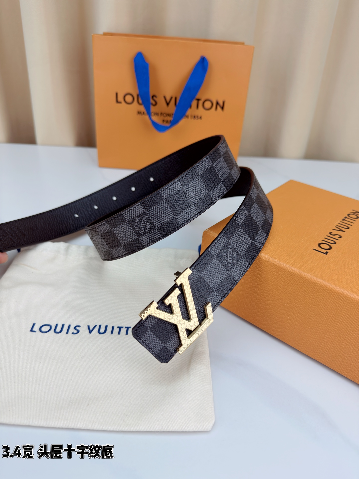 Louis Vuitton经典腰带，3.4cm宽头层十字纹底，双面可用设计，搭配标志性LV金属扣，商务休