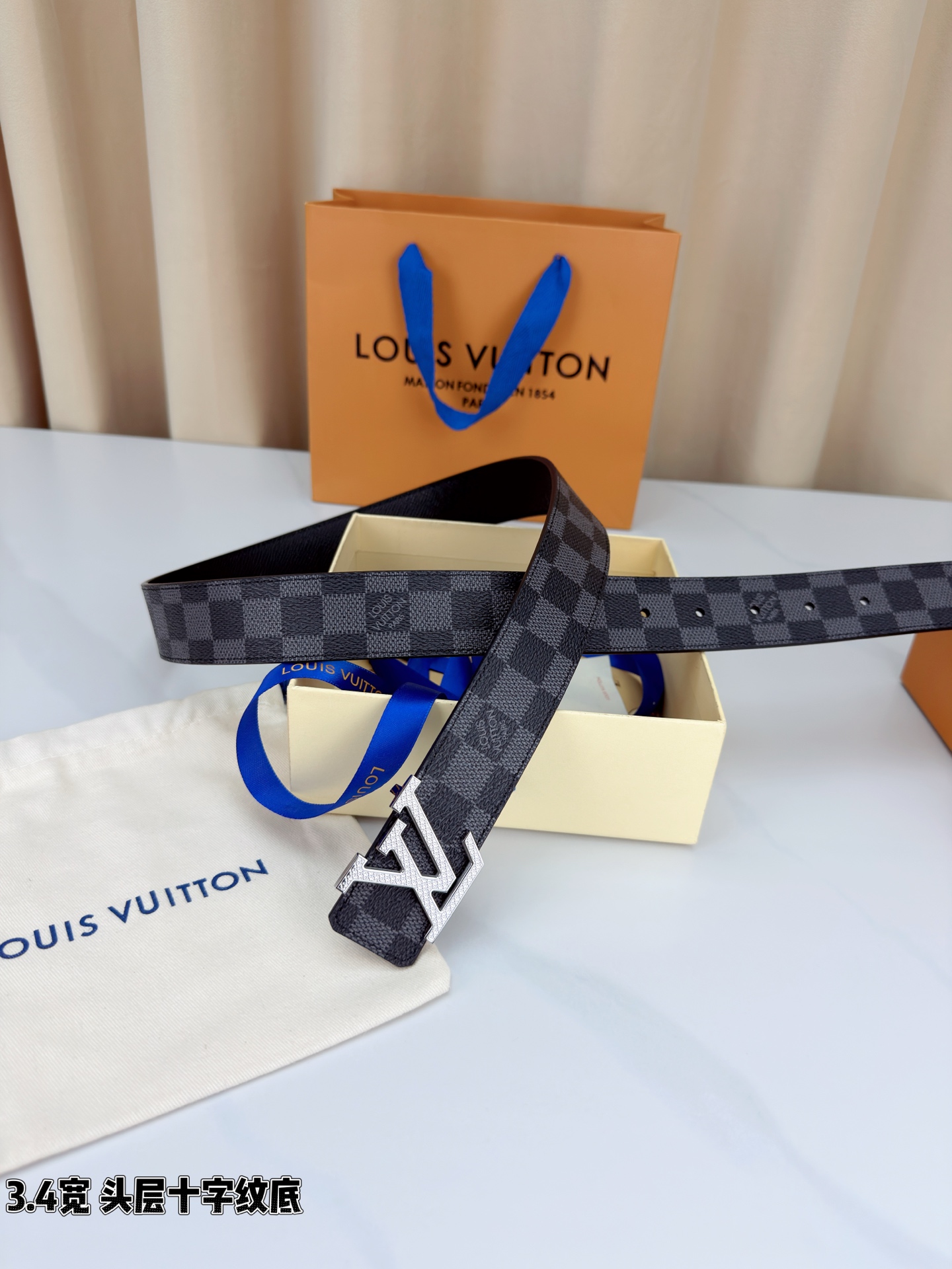 Louis Vuitton经典腰带，3.4cm宽头层十字纹底，双面可用设计，搭配标志性LV金属扣，商务休