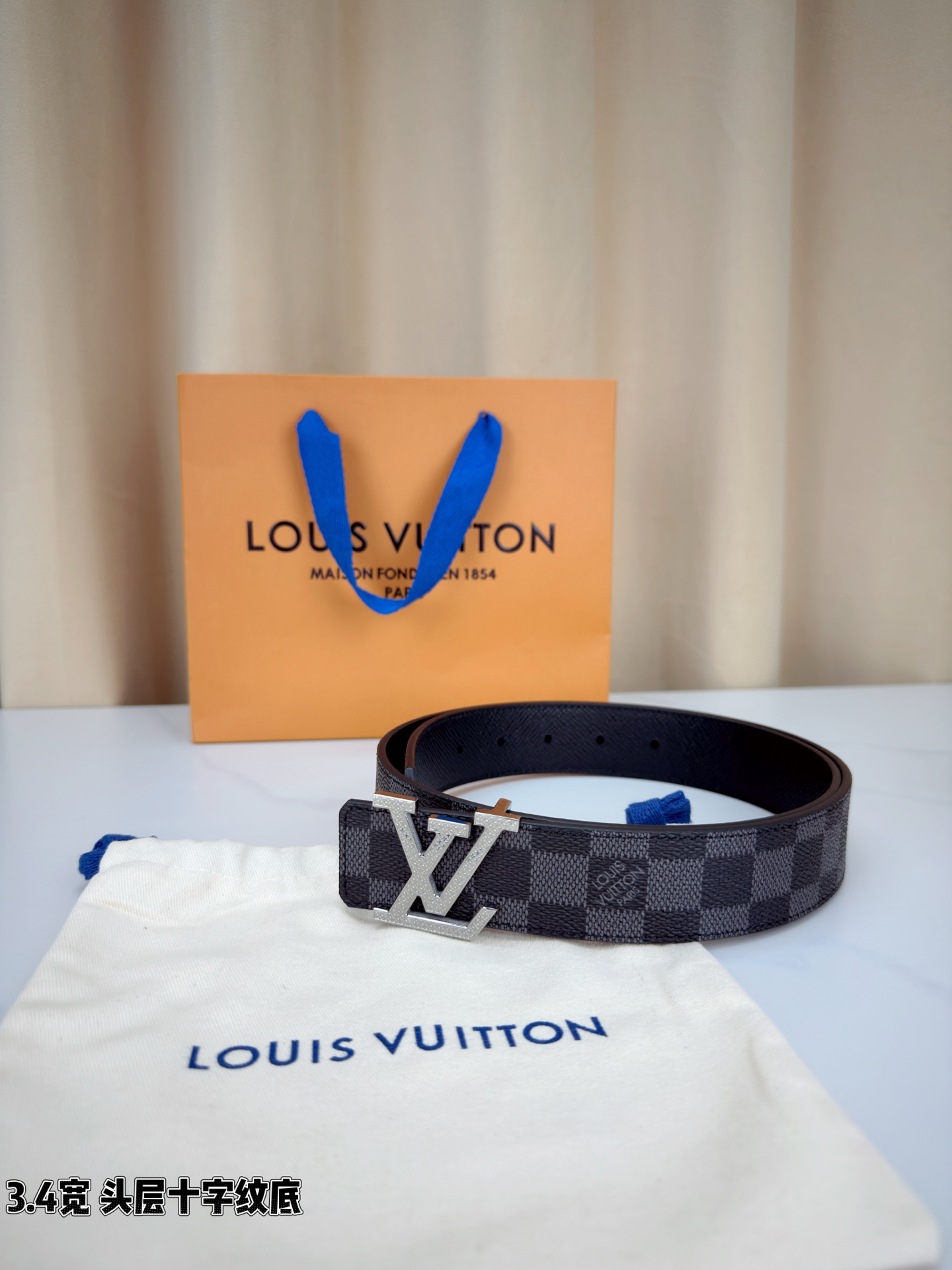 Louis Vuitton经典腰带，3.4cm宽头层十字纹底，双面可用设计，搭配标志性LV金属扣，商务休
