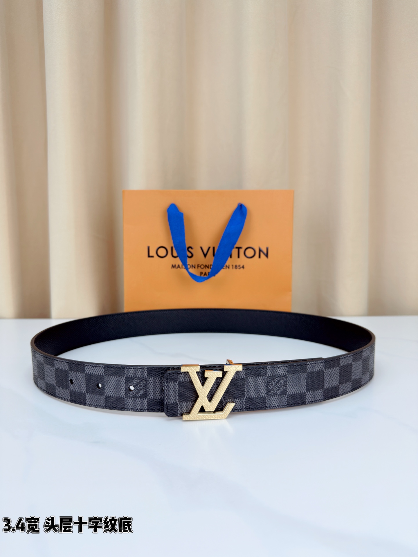 Louis Vuitton经典腰带，3.4cm宽头层十字纹底，双面可用设计，搭配标志性LV金属扣，商务休