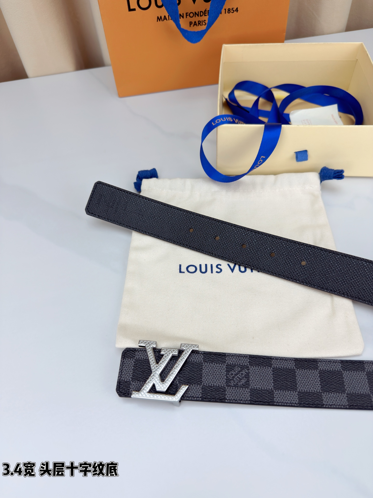 Louis Vuitton经典腰带，3.4cm宽头层十字纹底，双面可用设计，搭配标志性LV金属扣，商务休