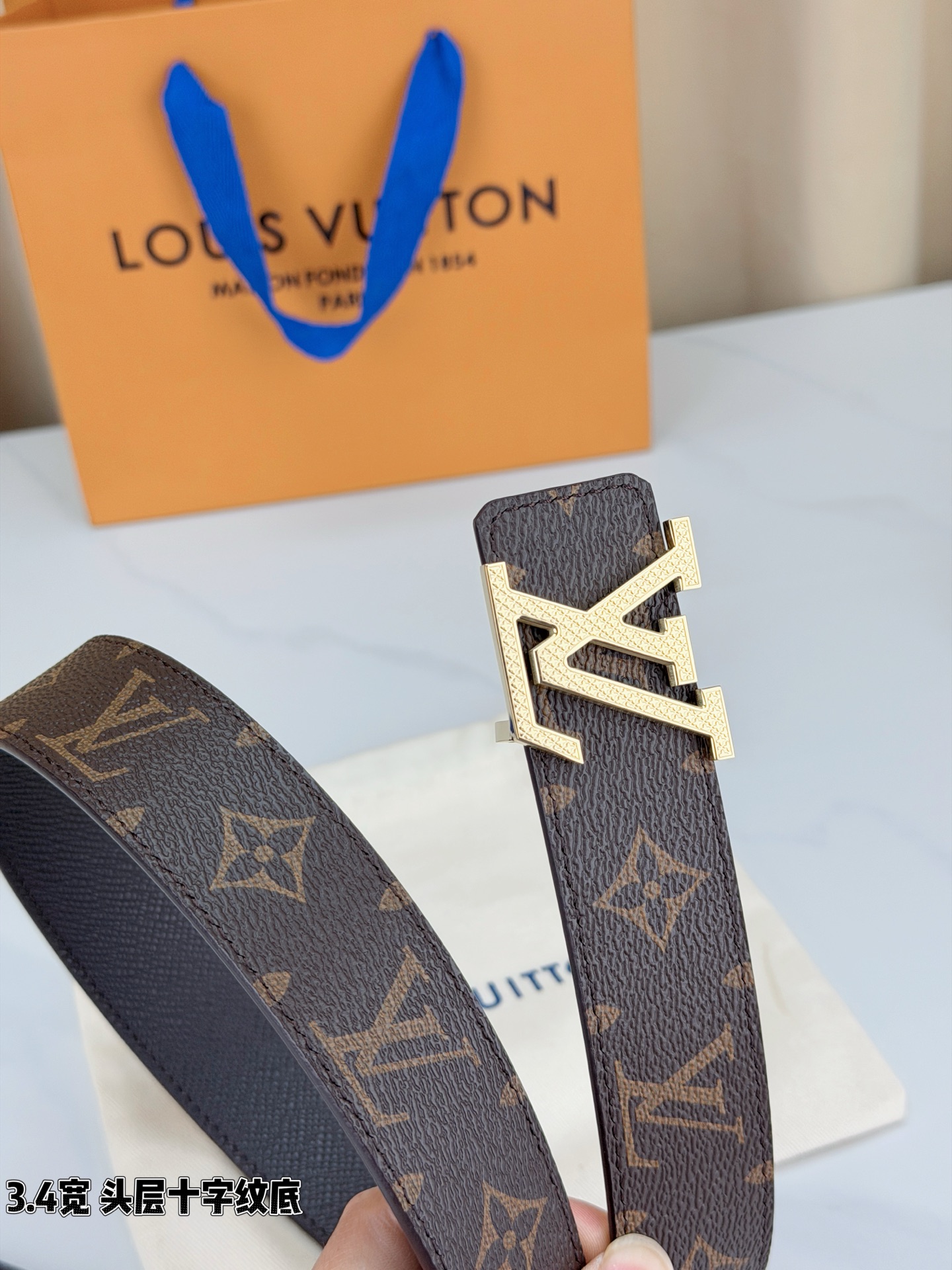 Louis Vuitton经典腰带，3.4cm宽头层十字纹底，双面可用设计，搭配标志性LV金属扣，商务休