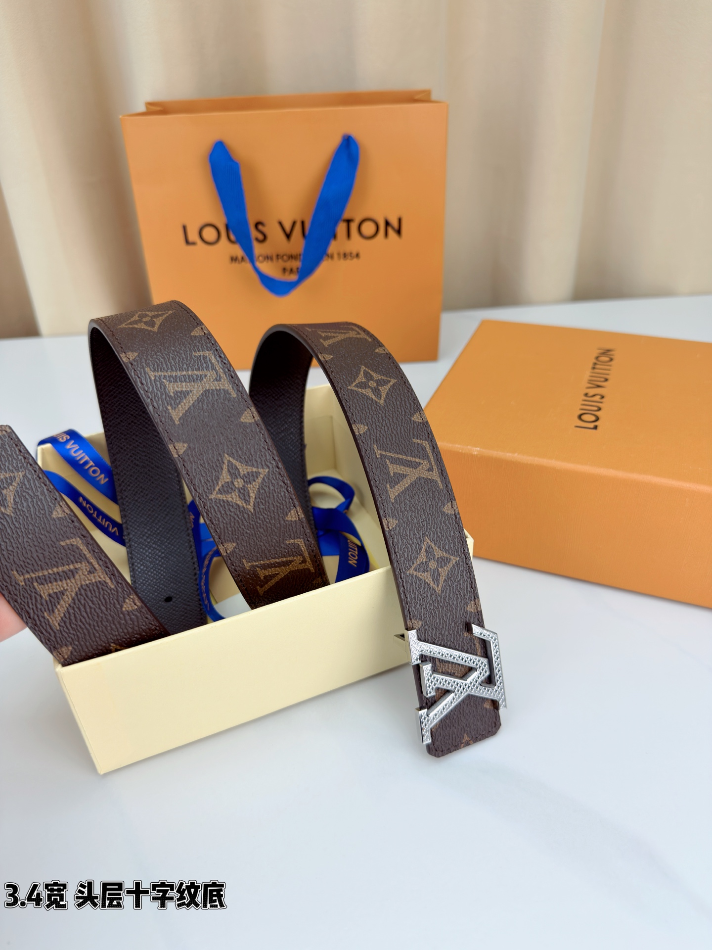Louis Vuitton经典腰带，3.4cm宽头层十字纹底，双面可用设计，搭配标志性LV金属扣，商务休