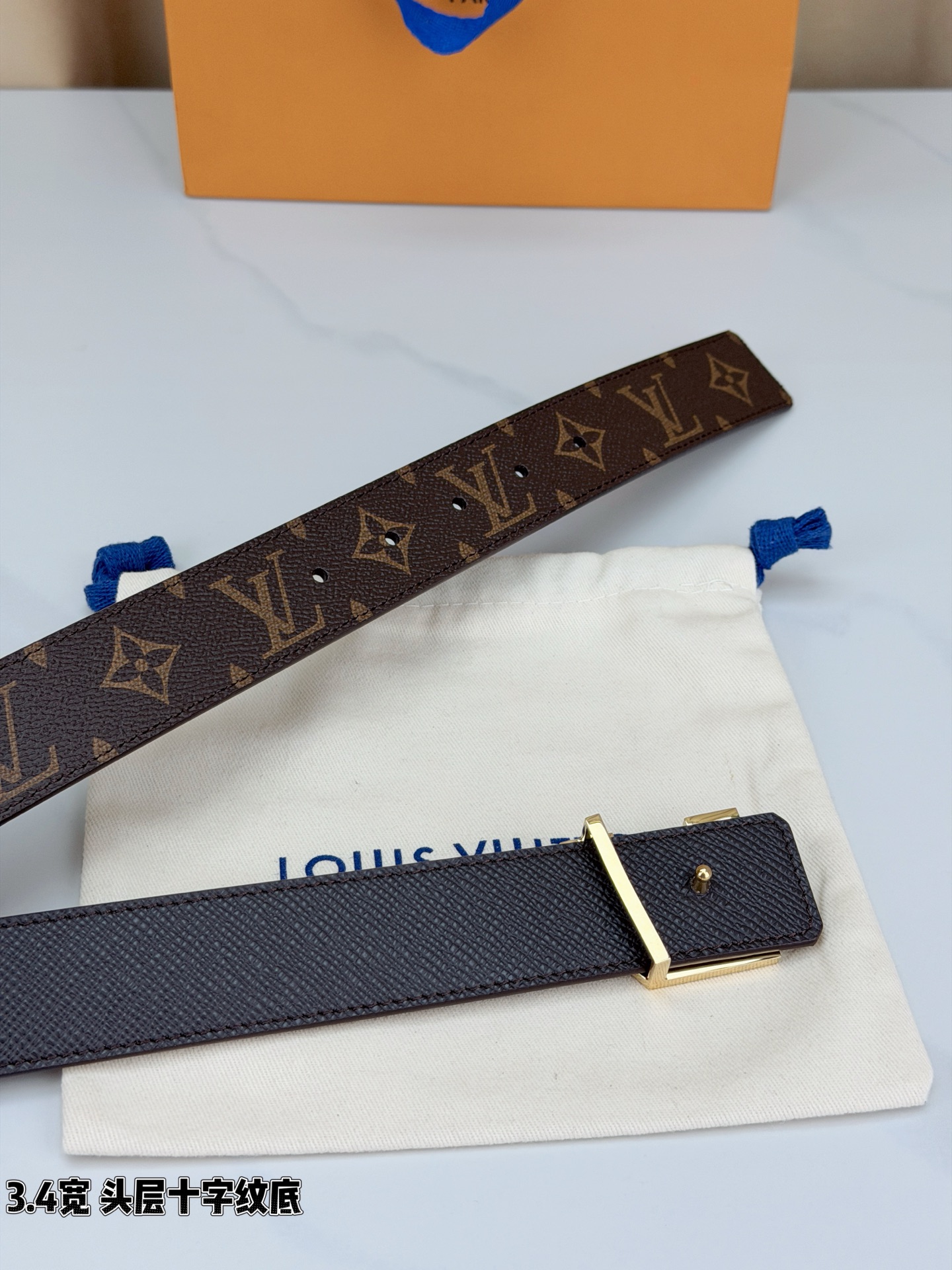 Louis Vuitton经典腰带，3.4cm宽头层十字纹底，双面可用设计，搭配标志性LV金属扣，商务休