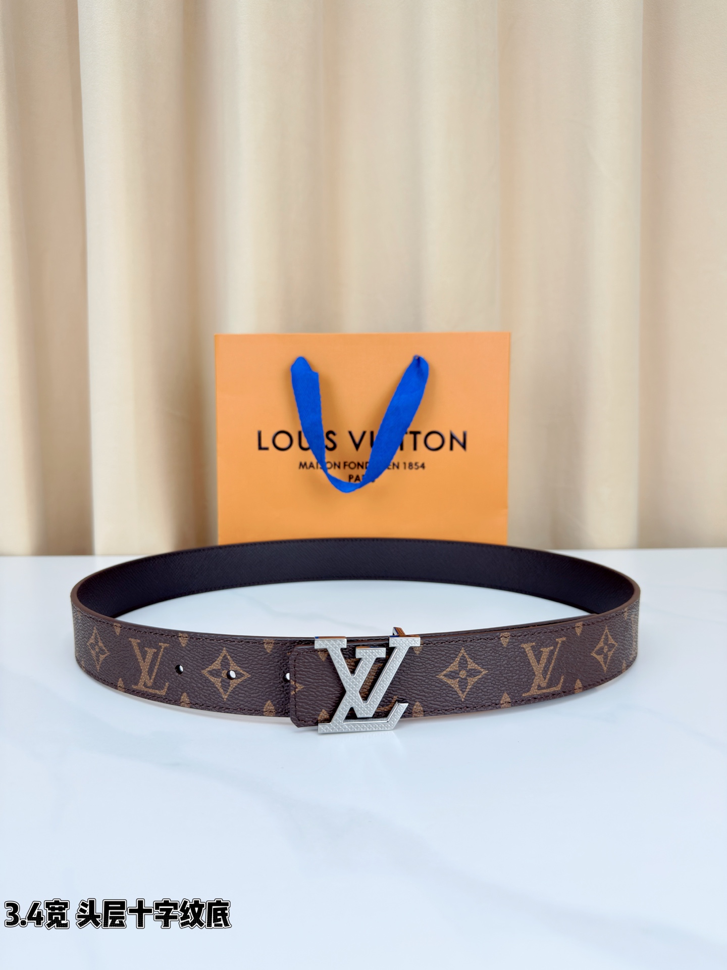 Louis Vuitton经典腰带，3.4cm宽头层十字纹底，双面可用设计，搭配标志性LV金属扣，商务休