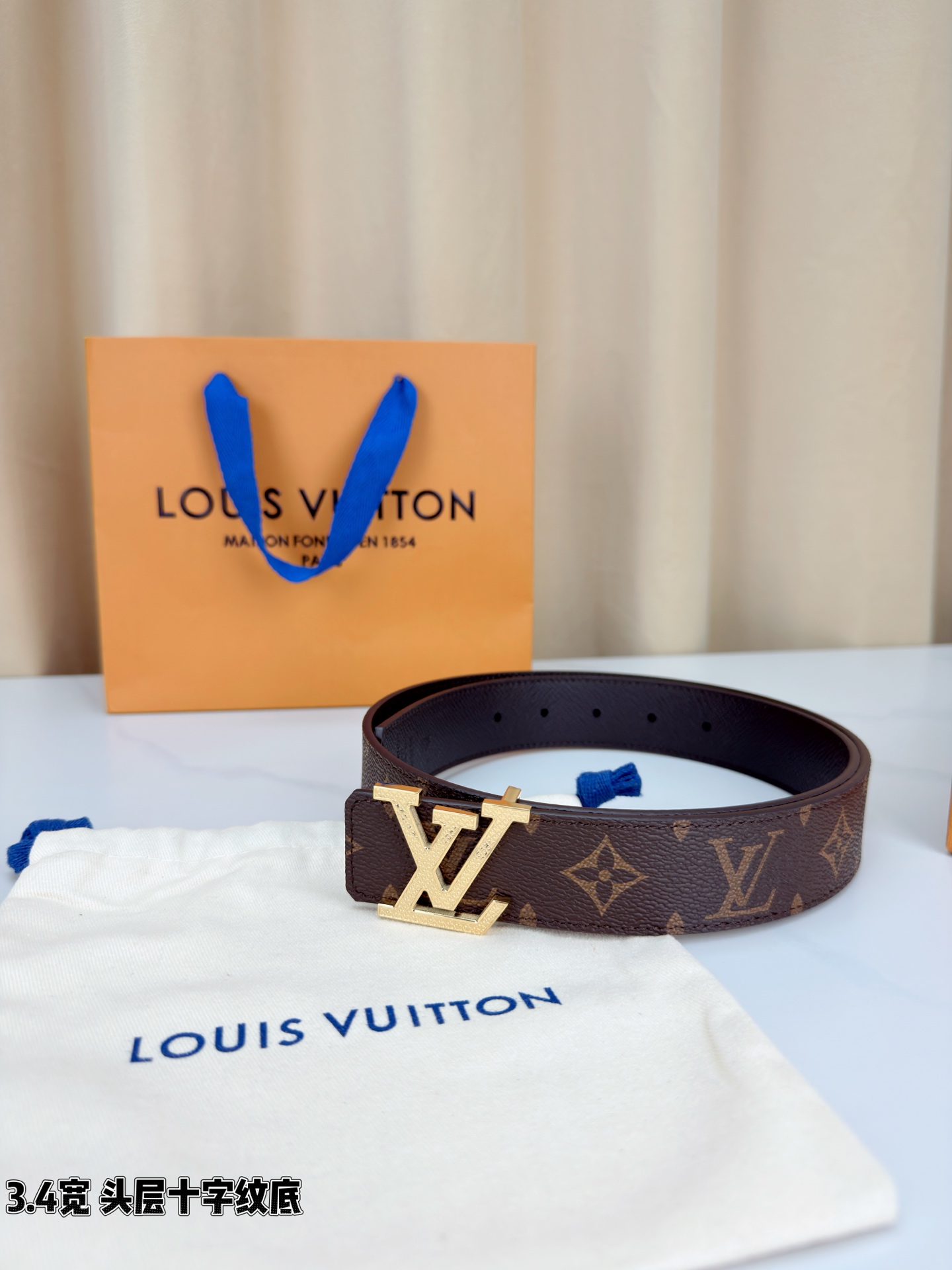 Louis Vuitton经典腰带，3.4cm宽头层十字纹底，双面可用设计，搭配标志性LV金属扣，商务休