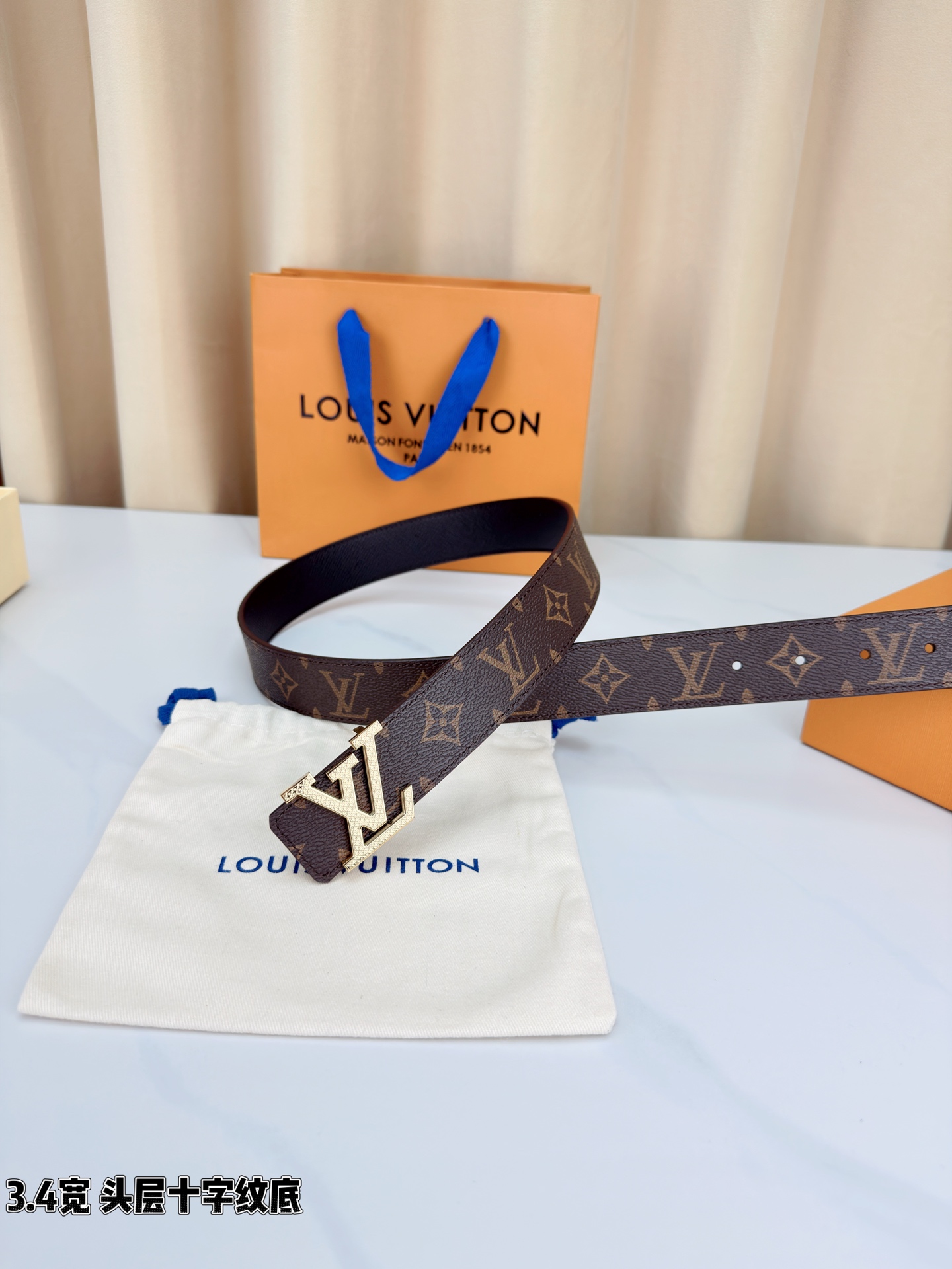 Louis Vuitton经典腰带，3.4cm宽头层十字纹底，双面可用设计，搭配标志性LV金属扣，商务休