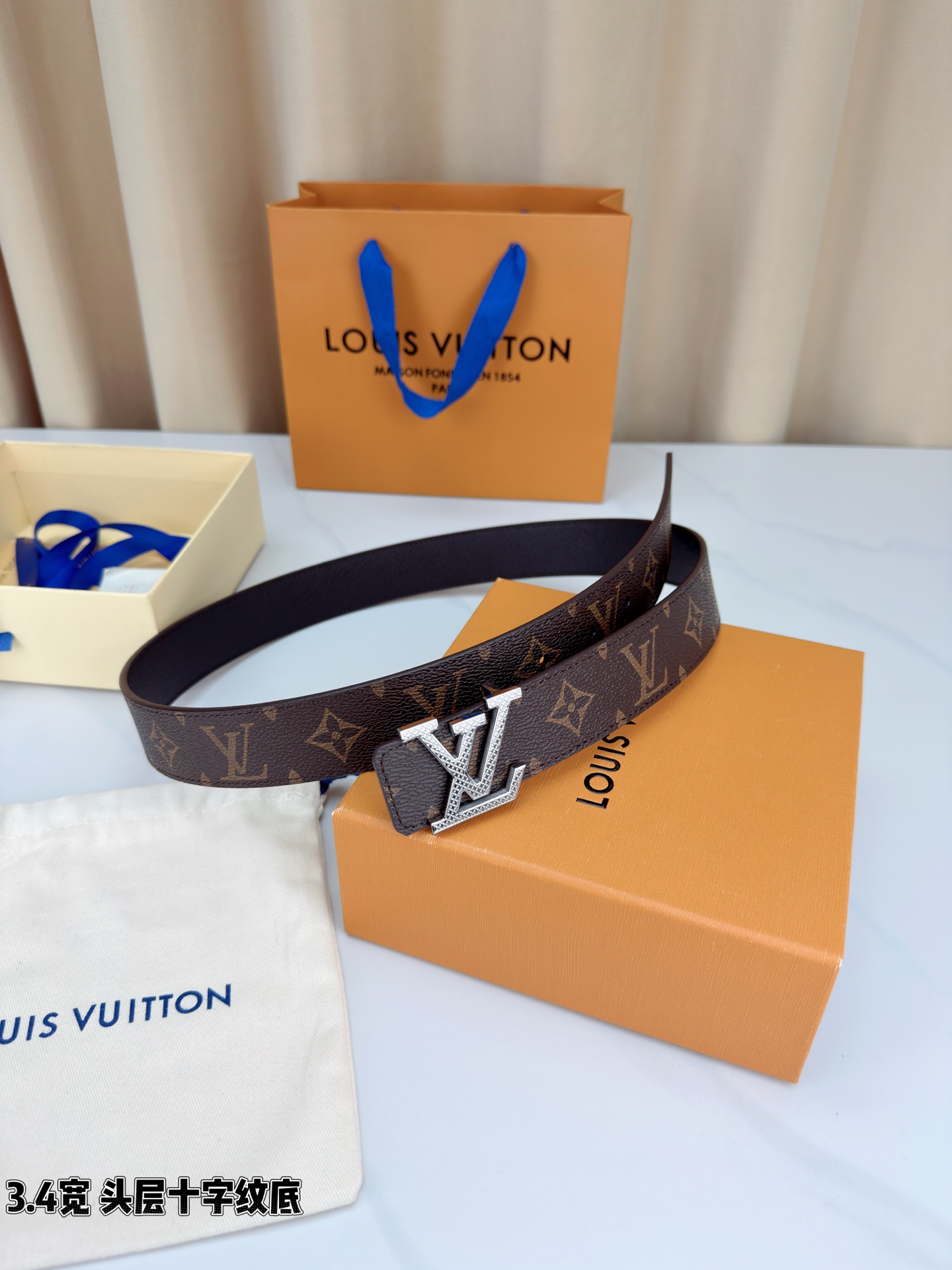 Louis Vuitton经典腰带，3.4cm宽头层十字纹底，双面可用设计，搭配标志性LV金属扣，商务休