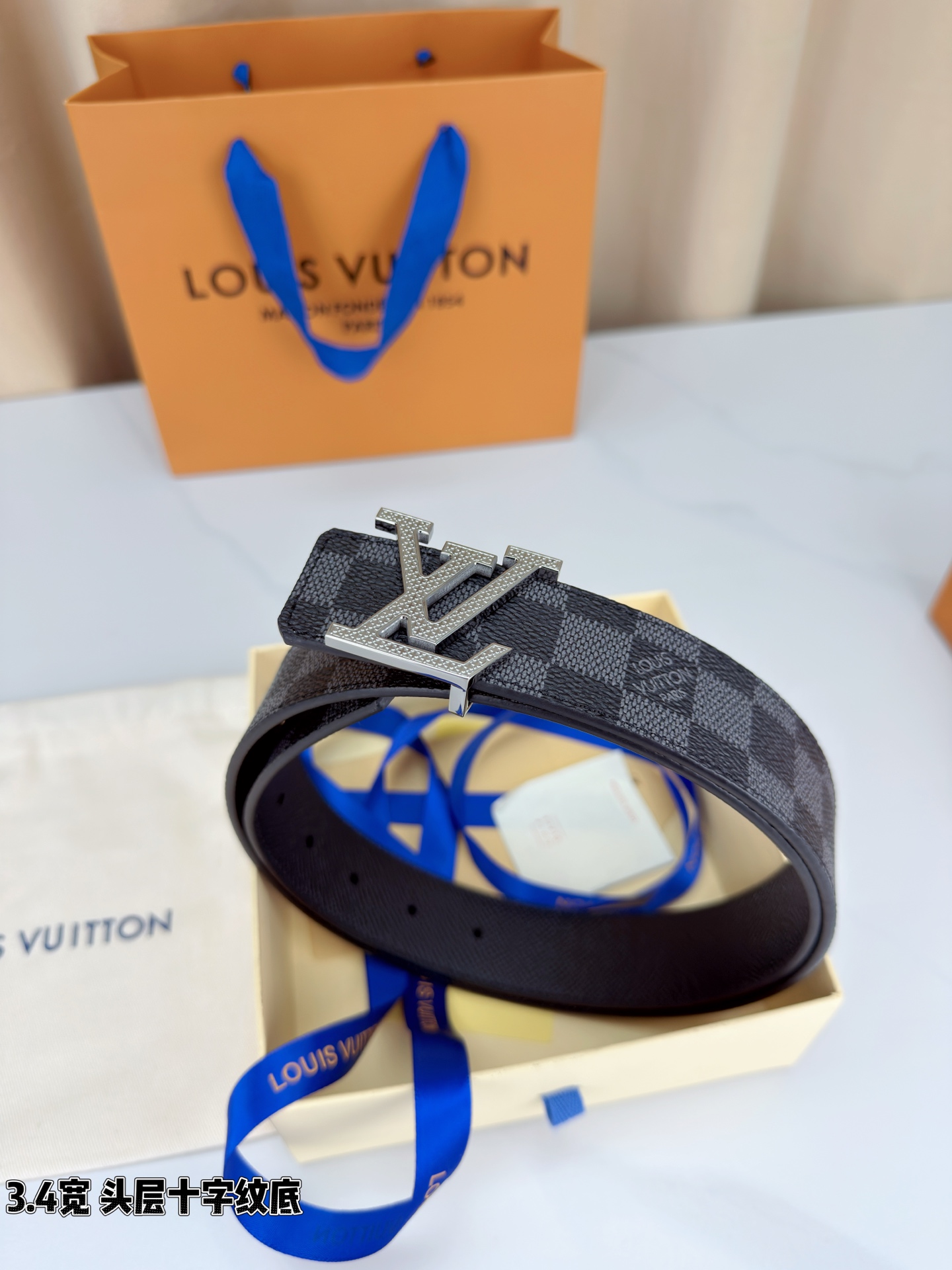 Louis Vuitton经典腰带，3.4cm宽头层十字纹底，双面可用设计，搭配标志性LV金属扣，商务休