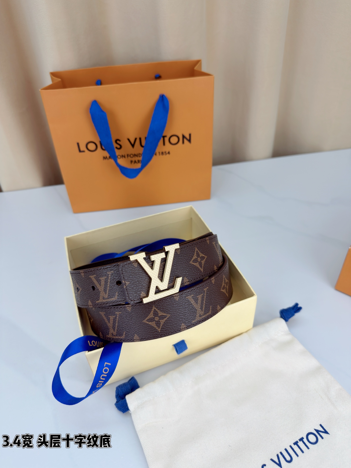 Louis Vuitton经典腰带，3.4cm宽头层十字纹底，双面可用设计，搭配标志性LV金属扣，商务休