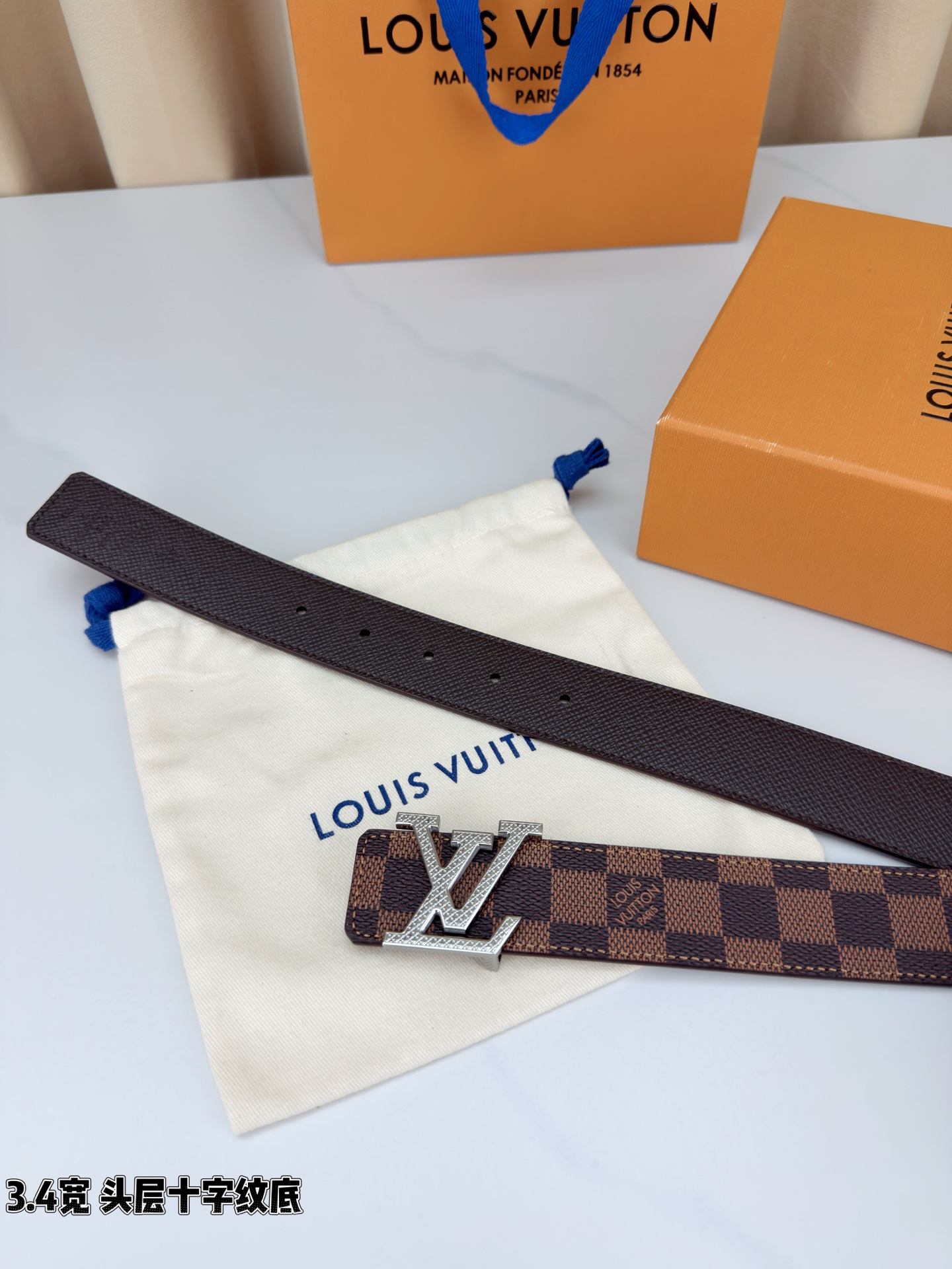 Louis Vuitton经典腰带，3.4cm宽头层十字纹底，双面可用设计，搭配标志性LV金属扣，商务休
